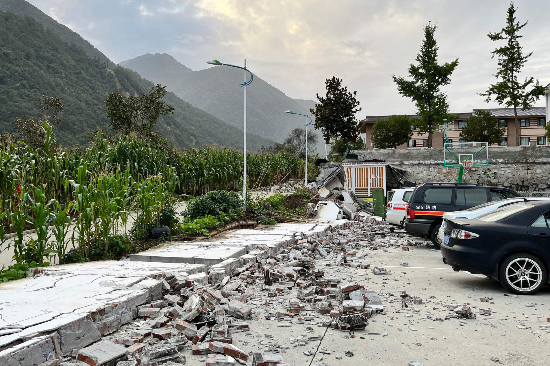 O sismo provocou deslizamentos de terra e sacudiu prédios na capital provincial de Chengdu
