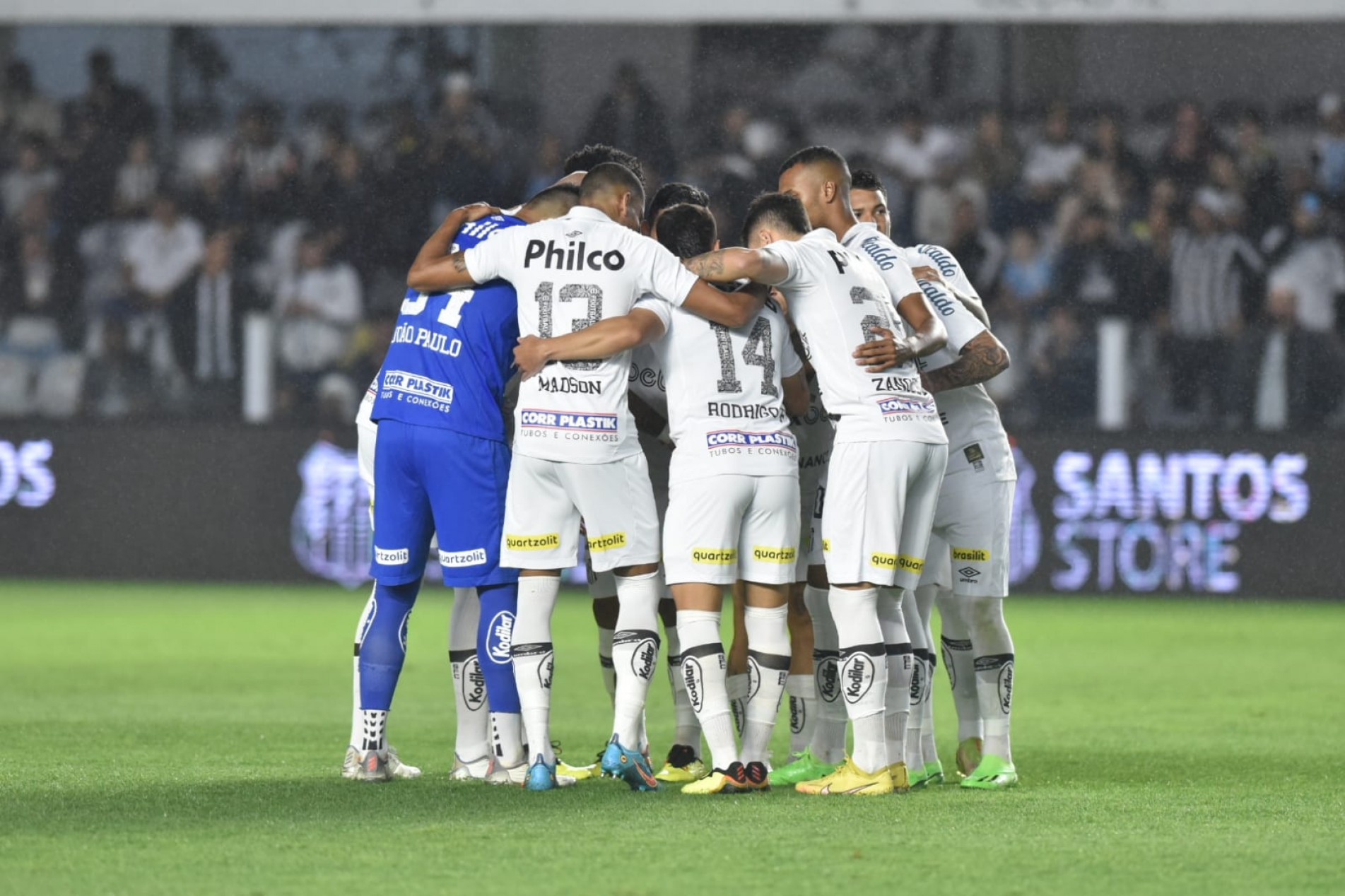 Jogadores do Santos se confraternizam antes da partida contra o Goiás