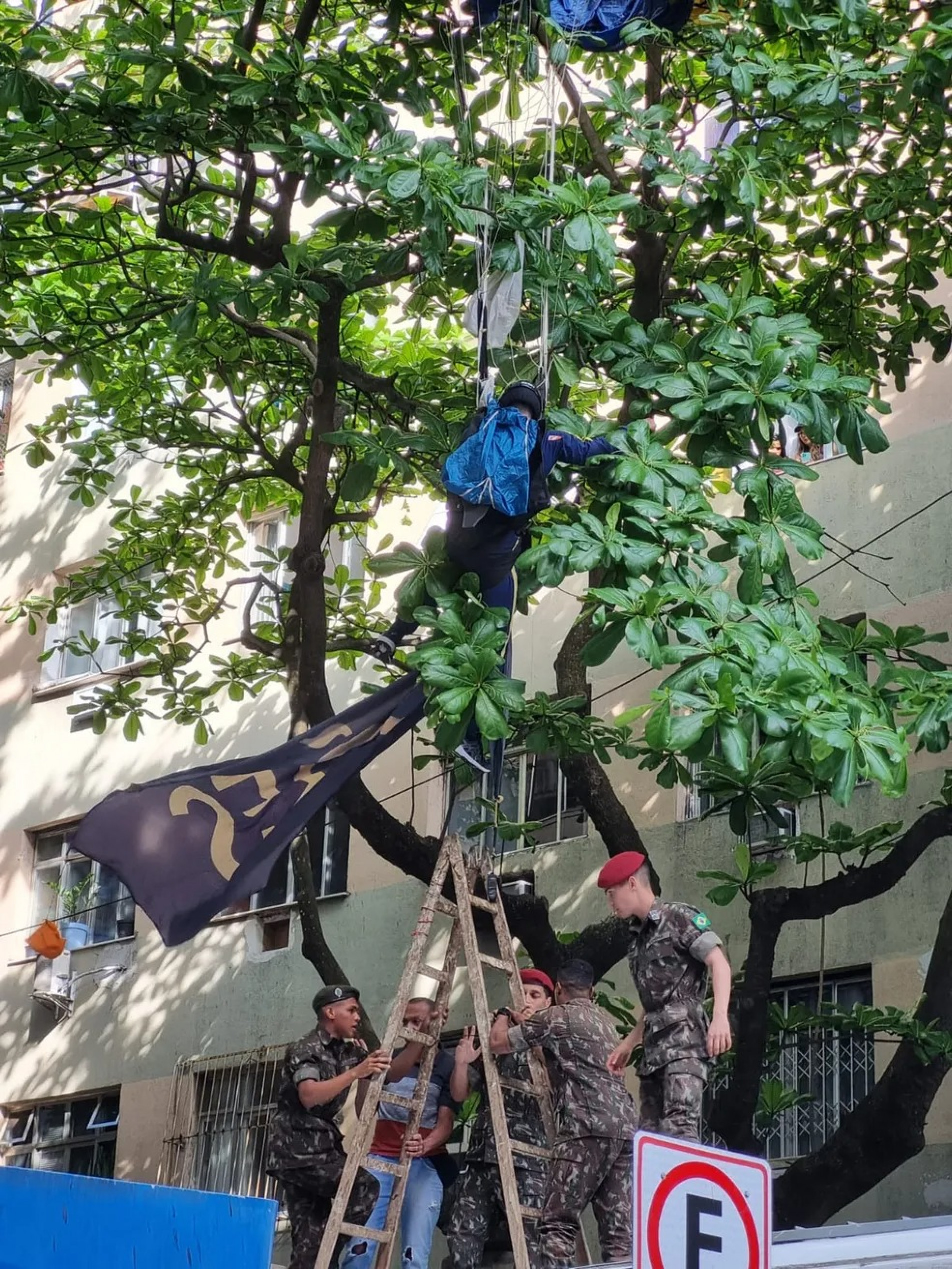 Paraquedista que treinava para o desfile de 7 de setembro fica preso numa árvore em Copacabana