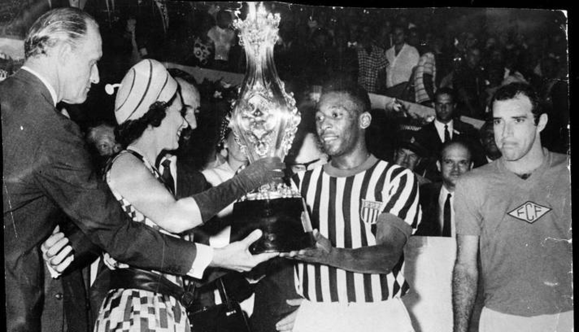 Amistoso em novembro de 1968, no Maracanã, entre seleção carioca e seleção paulista, teve presença da realeza