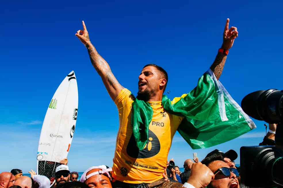 Felipe Toledo venceu as baterias decisivas do WSL Finals. Com a conquista, se tornou o quarto brasileiro a levantar a taça do Circuito Mundial