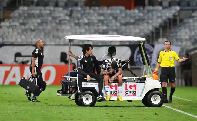 Guilherme Arana sai machucado no fim do jogo Atlético-MG x Bragantino