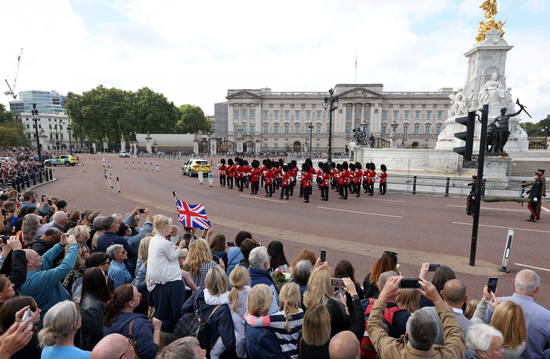 Pessoas em frente ao Palácio de Buckingham, em Londres 