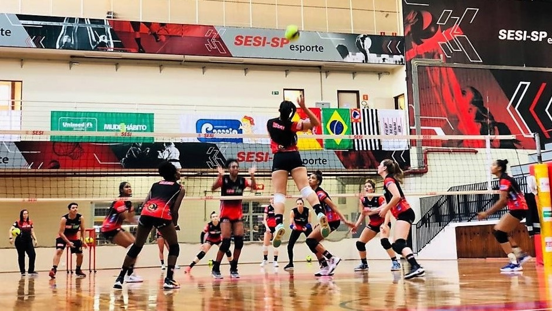 Treino da equipe feminina de vôlei de Sorocaba para a final deste domingo