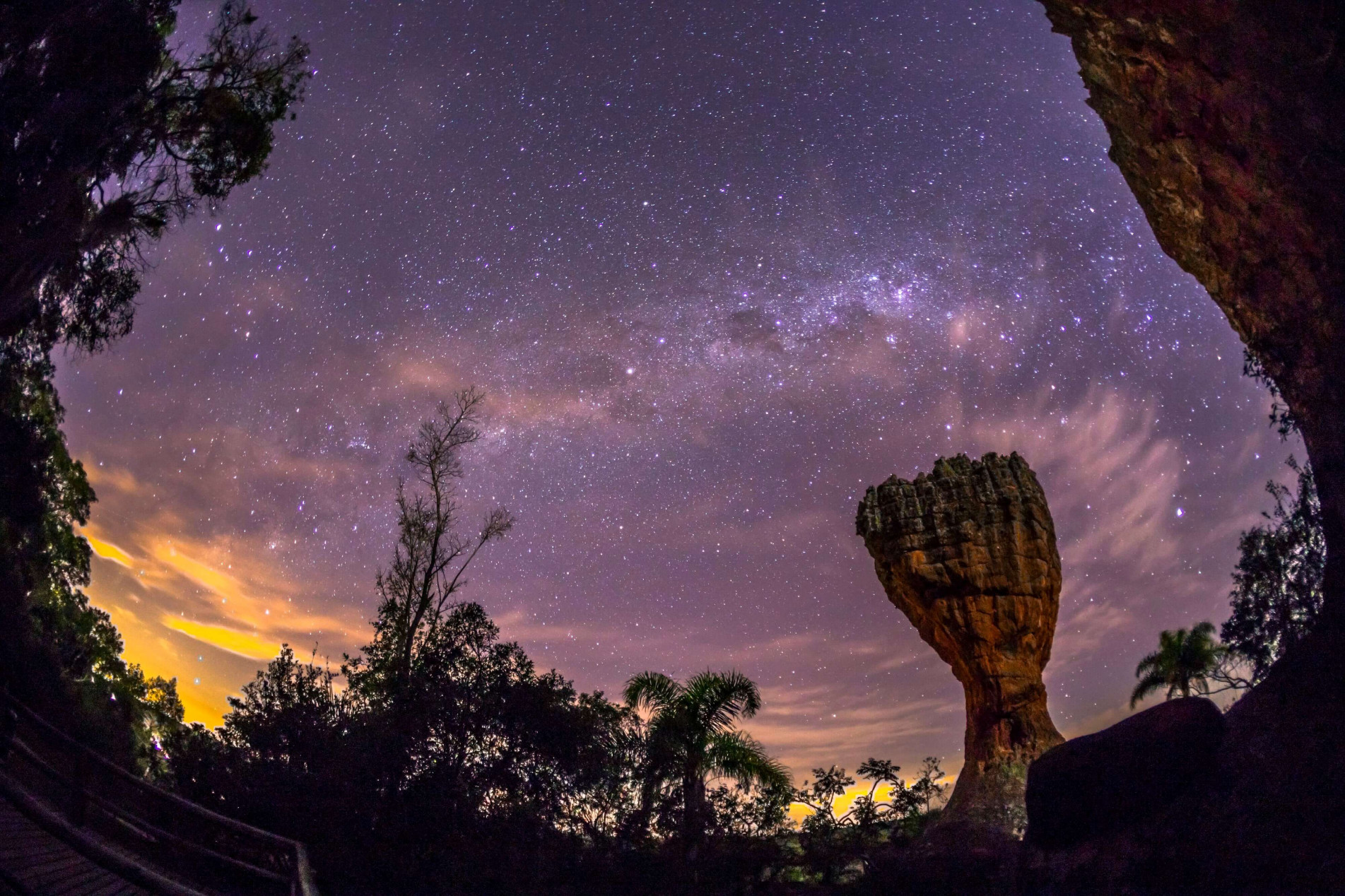 Em noites de céu limpo, a caminhada noturna pelo Parque Vila Velha proporciona visual de tirar o fôlego
