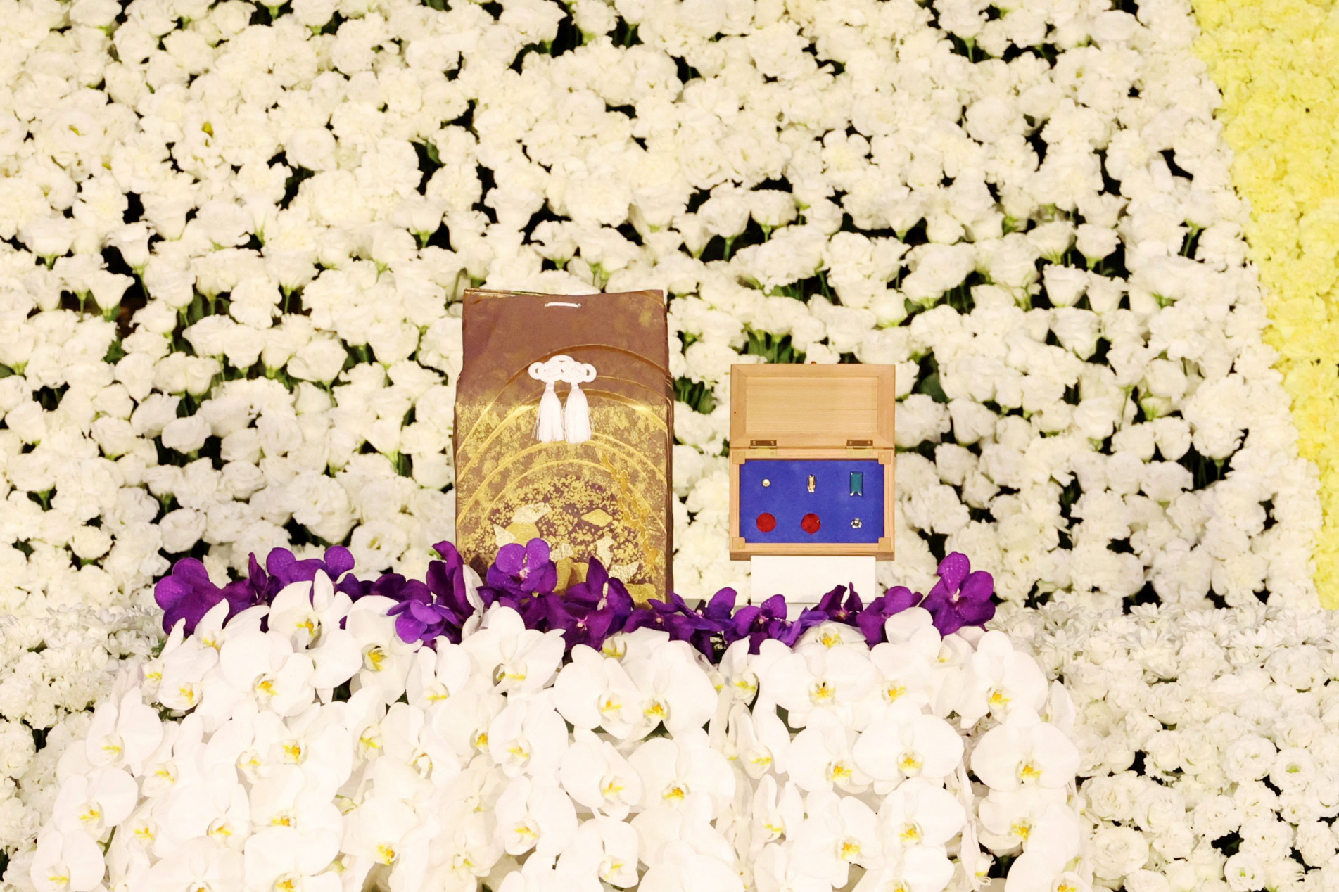  The urn containing the ashes of former Japanese prime minister Shinzo Abe is displayed on stage during his state funeral at the Nippon Budokan in Tokyo on September 27, 2022. (Photo by Takashi Aoyama / POOL / AFP)
      Caption