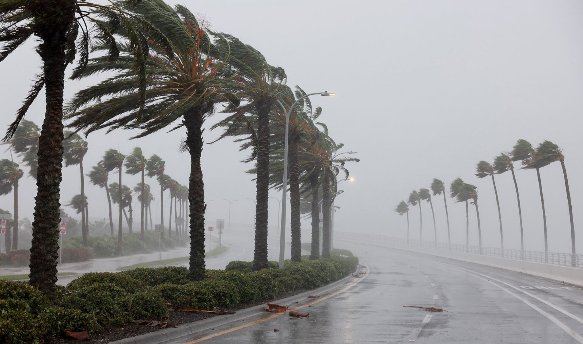 Ventos de mais de 200km/h causaram uma série de estragos em Sarasota, na Flórida