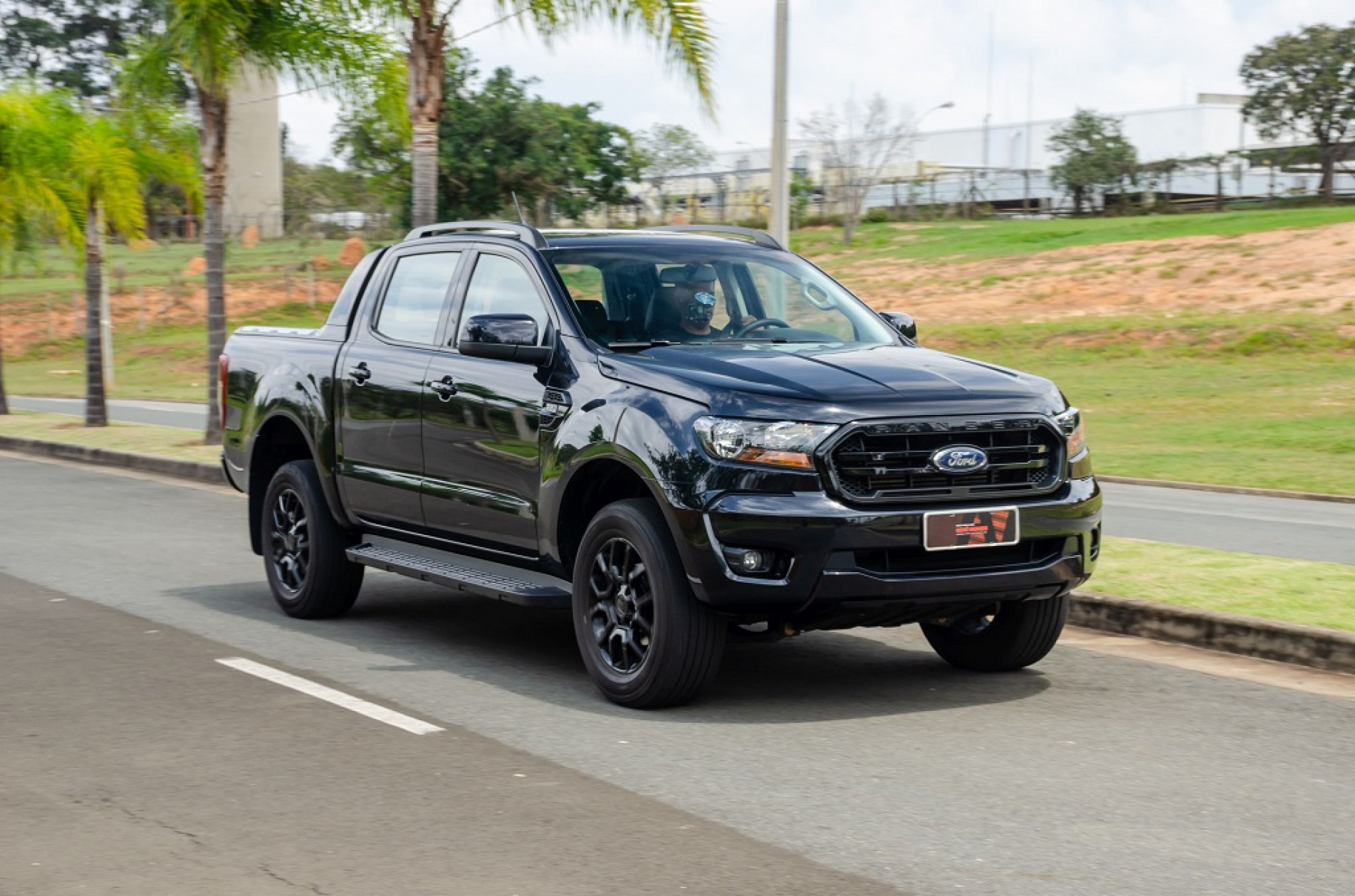 De proposta urbana, a Black utiliza motor 2.2 turbodiesel, de 160 cavalos, com transmissão automática de seis velocidades. A tração é apenas 4x2