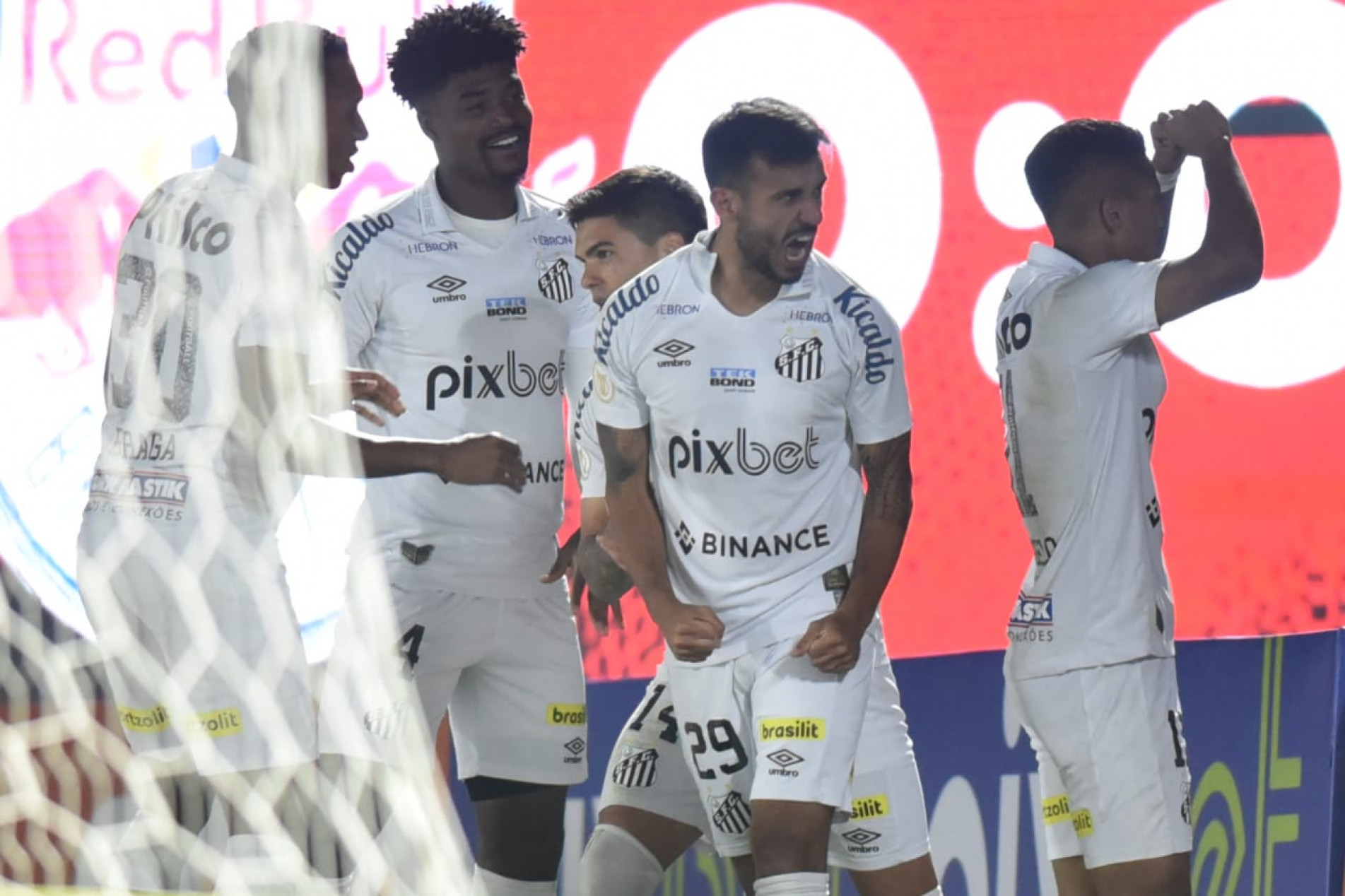 Comemoração do gol santista contra o Bragantino