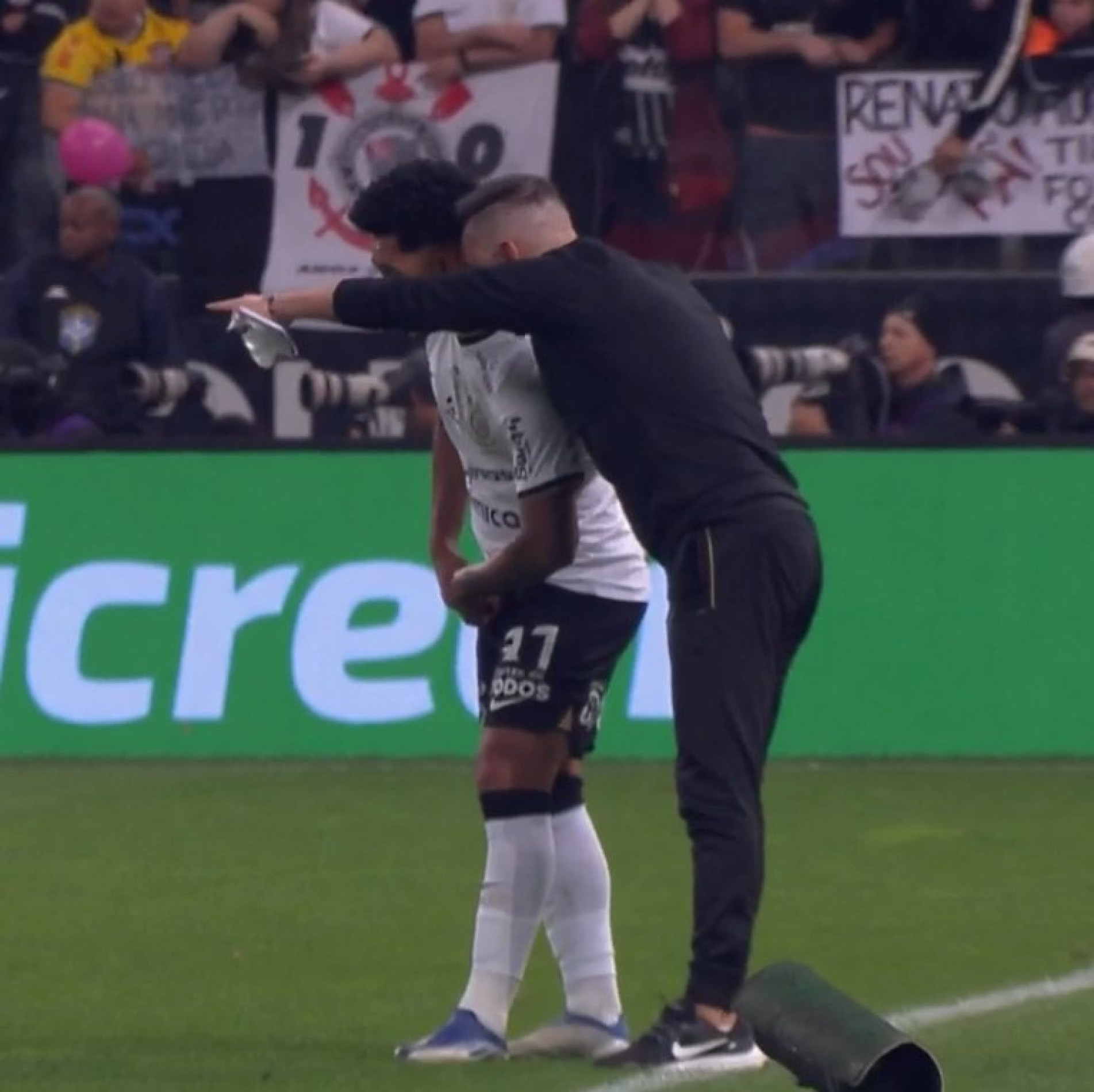 Vítor Pereira dá instruções a jogador durante jogo Flamengo 1 x 1 Corinthians, no Maracanã