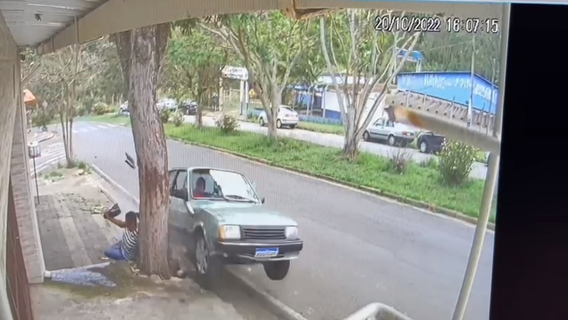 Momento em que o carro atinge a mureta em que a idosa estava sentada