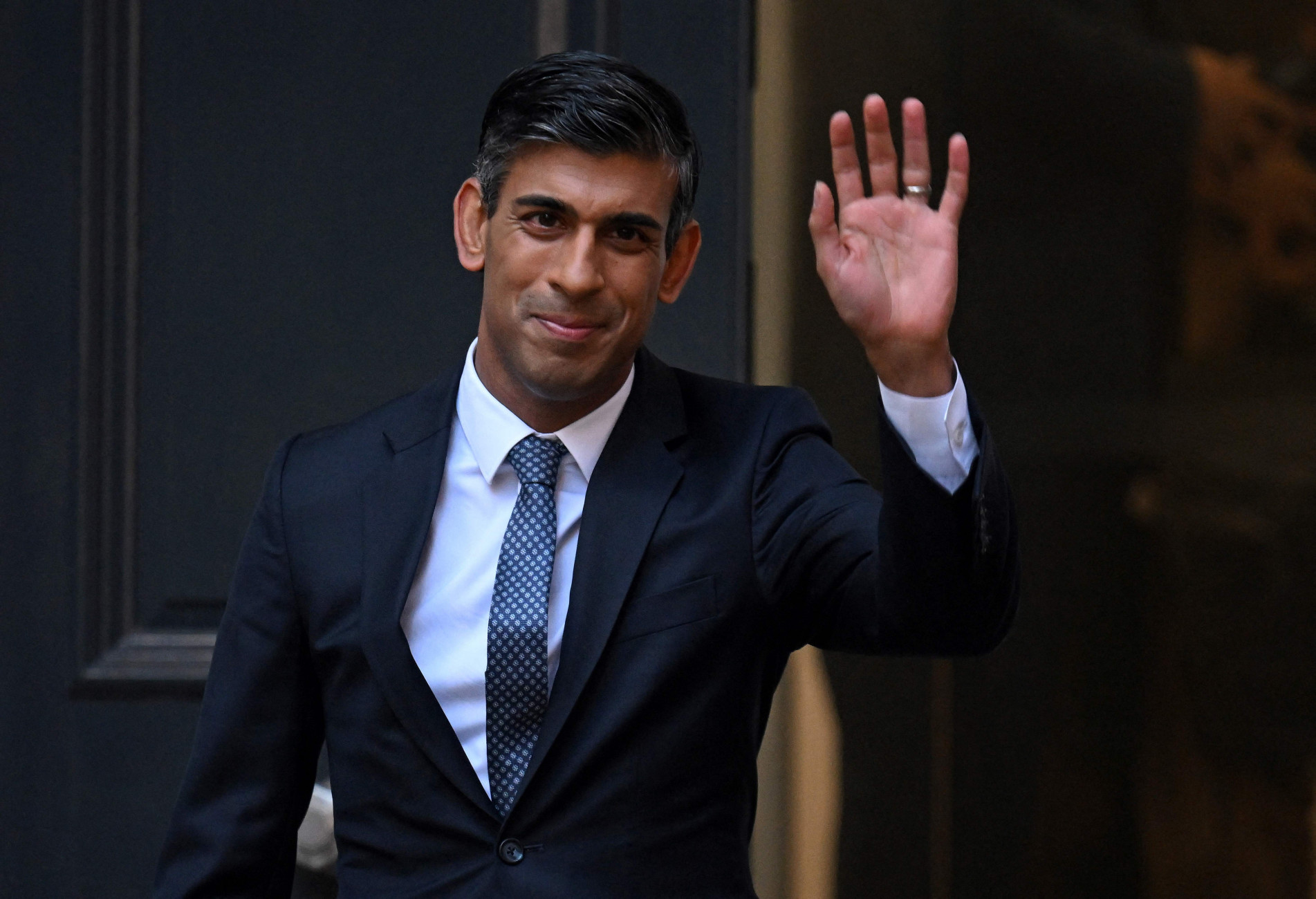  New Conservative Party leader and incoming prime minister Rishi Sunak waves as he leaves from Conservative Party Headquarters in central London having been announced as the winner of the Conservative Party leadership contest, on October 24, 2022. Britain's next prime minister, former finance chief Rishi Sunak, inherits a UK economy that was headed for recession even before the recent turmoil triggered by Liz Truss. (Photo by JUSTIN TALLIS / AFP)