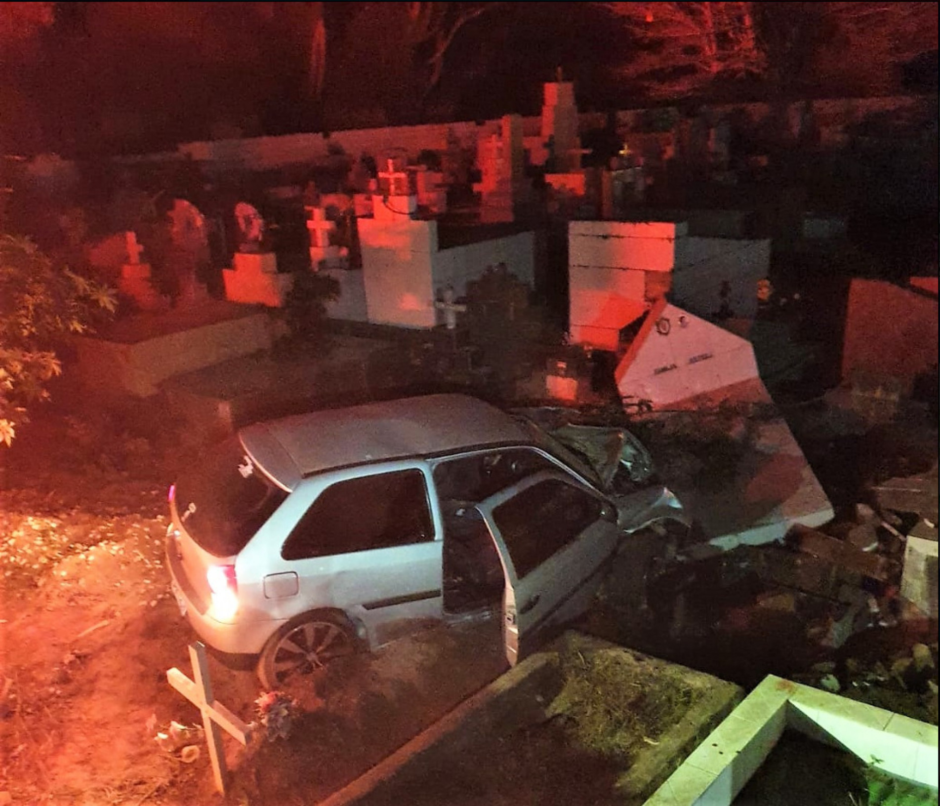 Carro atingiu pelo menos quatro sepulturas do cemitério