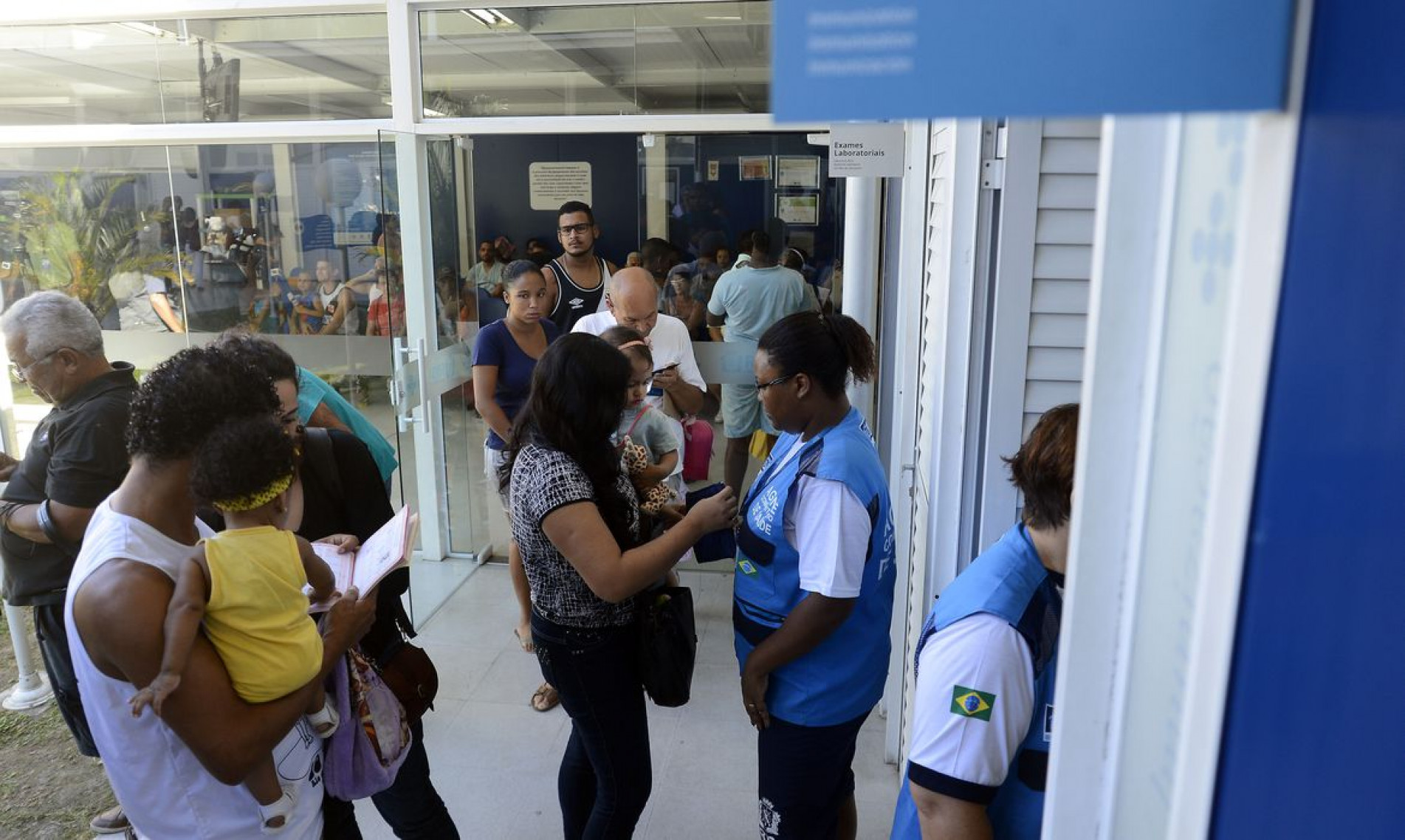 Rio de Janeiro - Vacinação contra a gripe na clínica da família Sérgio Vieira de Mello, região central da cidade. O início da vacinação contra a gripe foi antecipado para esta segunda-feira(25), em todo o estado do Rio de Janeiro, para gestantes e crianças com idades a partir de seis meses e menores de cinco anos, além de pacientes renais crônicos. (Tânia Rêgo/Agência Brasil)