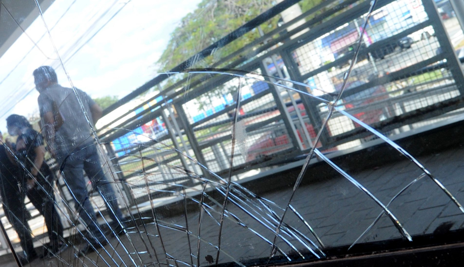 Na UPH da Zona Norte, além da falta do AVCB, há vidros trincados na entrada principal