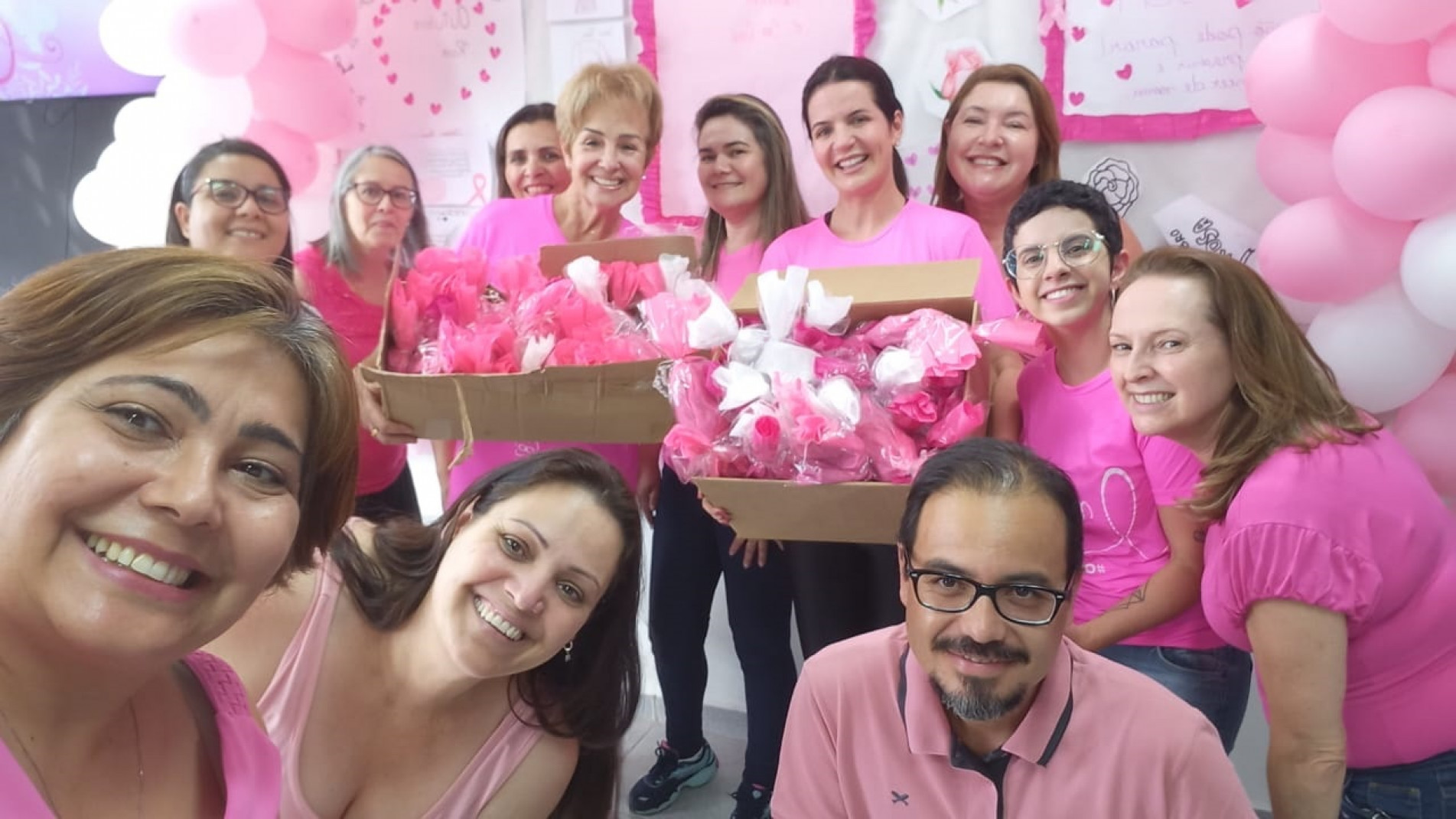 Entrega faz parte de várias ações realizaras ba escola no Outubro Rosa