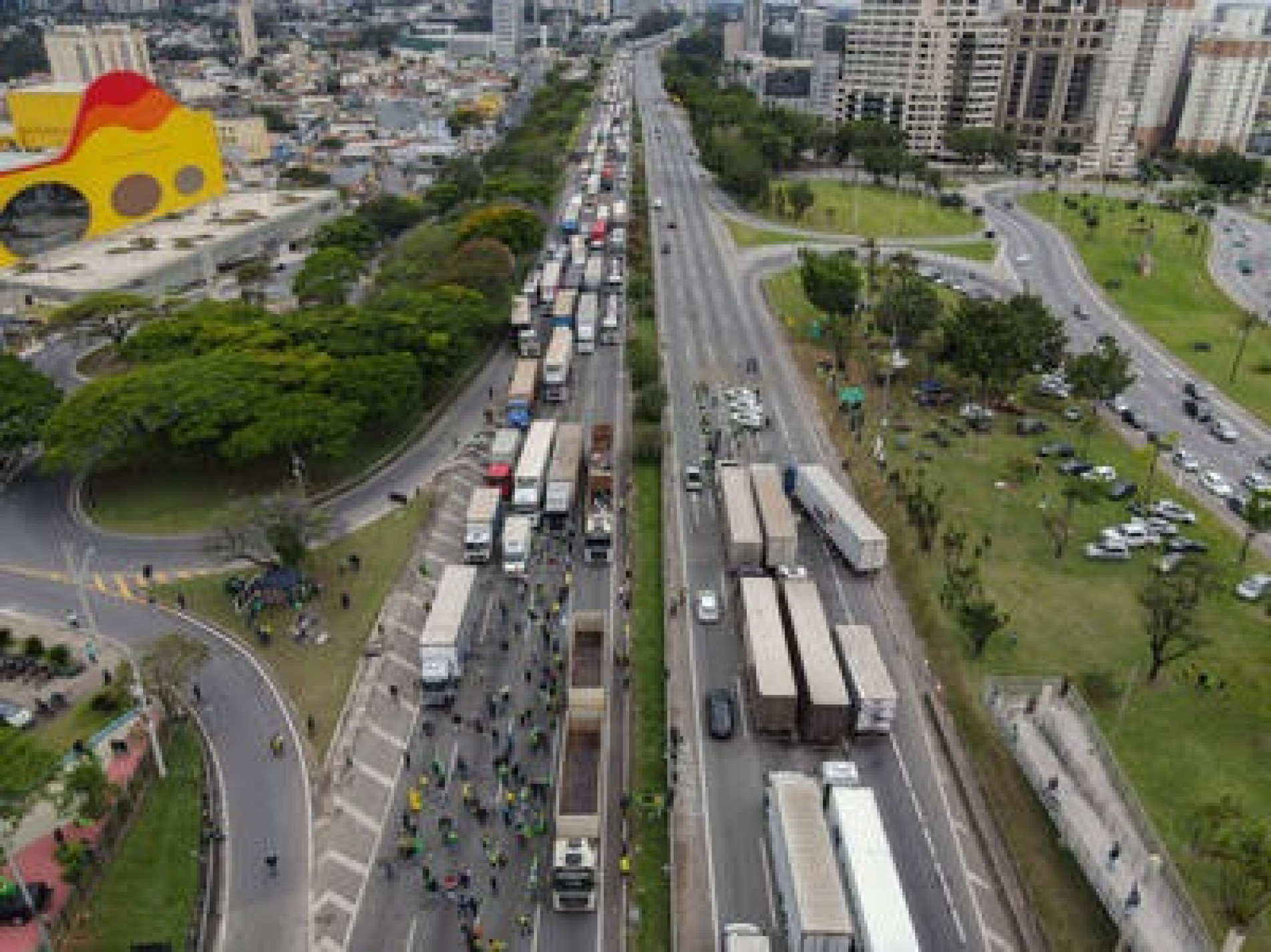 Tropa de Choque fez desbloqueio parcial na rodovia Castello Branco (2/11/2022)