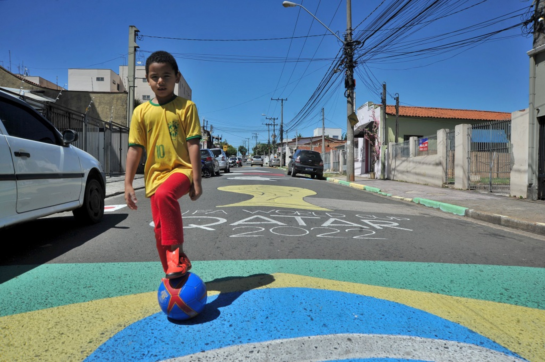 Morador resgata a tradição de enfeitar as ruas para Copa do Mundo