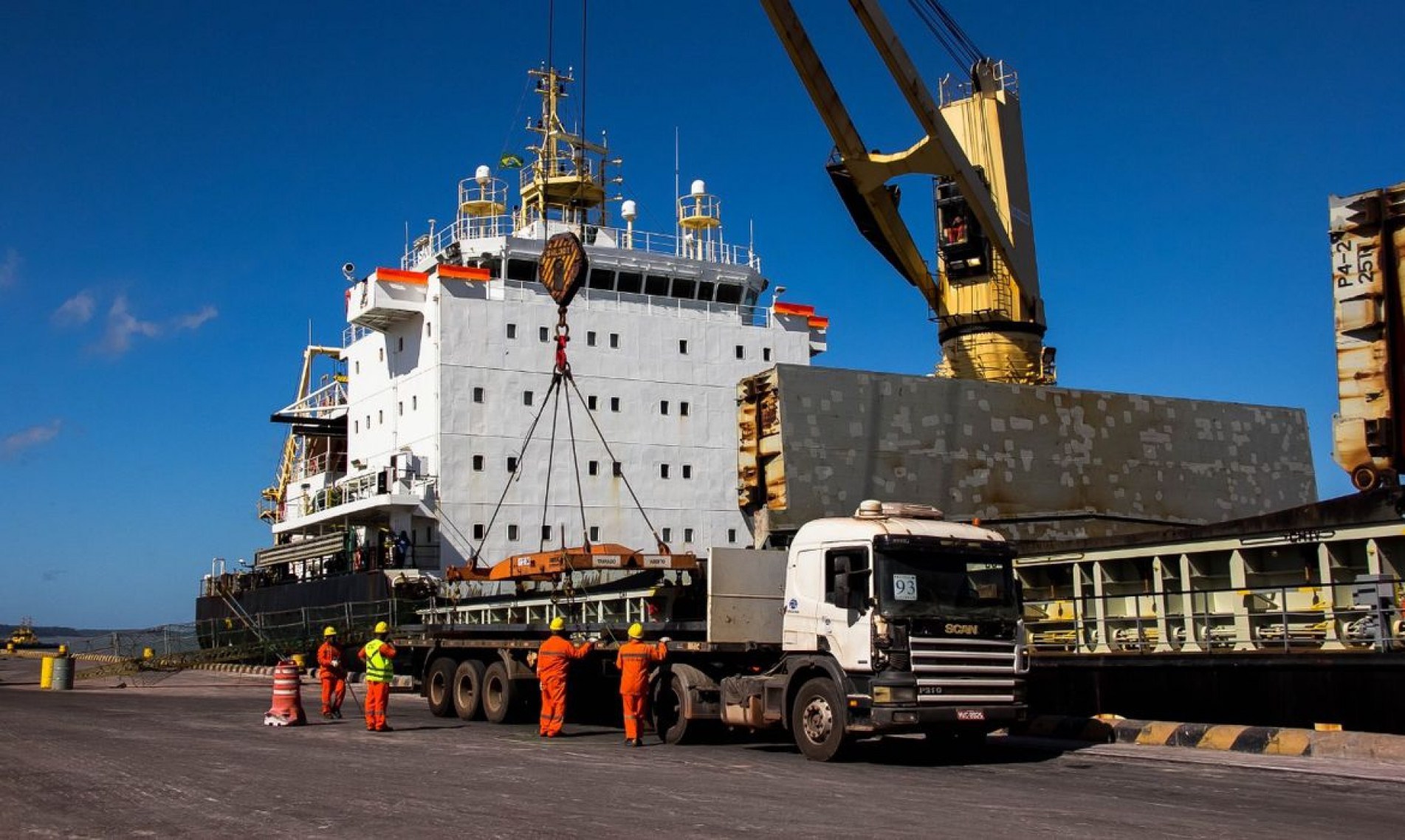 Os portuários foram incluídos no grupo prioritário para vacinação contra a Covid-19. Nesta quinta (27), foi iniciada de forma simbólica a imunização da categoria, no
@portodesantosbr
. A primeira etapa vai atender 100% dos trabalhadores dos portos brasileiros.