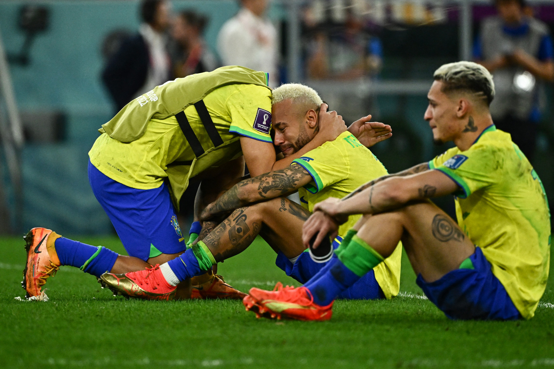  Brazil's forward #10 Neymar (C) cries after losing in the penalty shoot-out after extra-time of the Qatar 2022 World Cup quarter-final football match between Croatia and Brazil at Education City Stadium in Al-Rayyan, west of Doha, on December 9, 2022. (Photo by Jewel SAMAD / AFP)