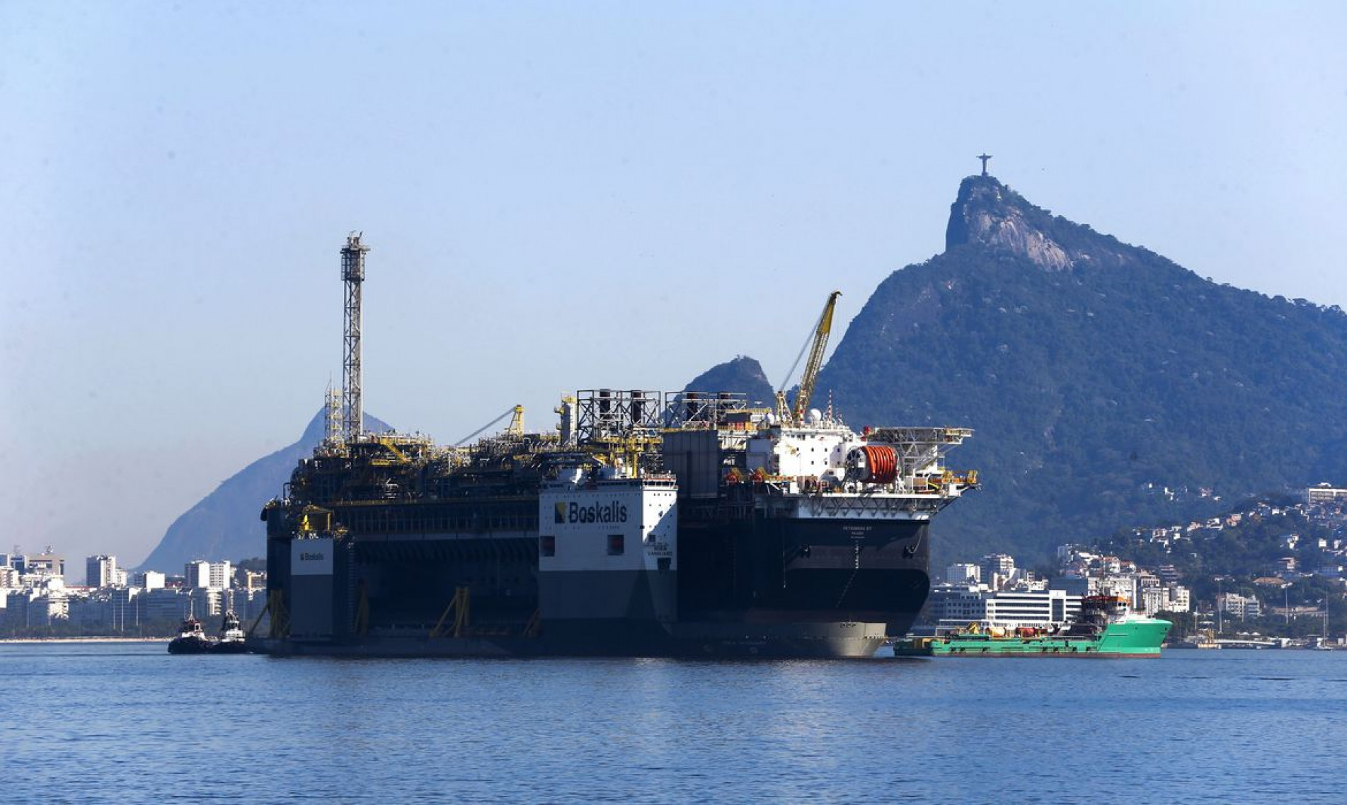 Plataforma de petróleo ancorada na Baía de Guanabara