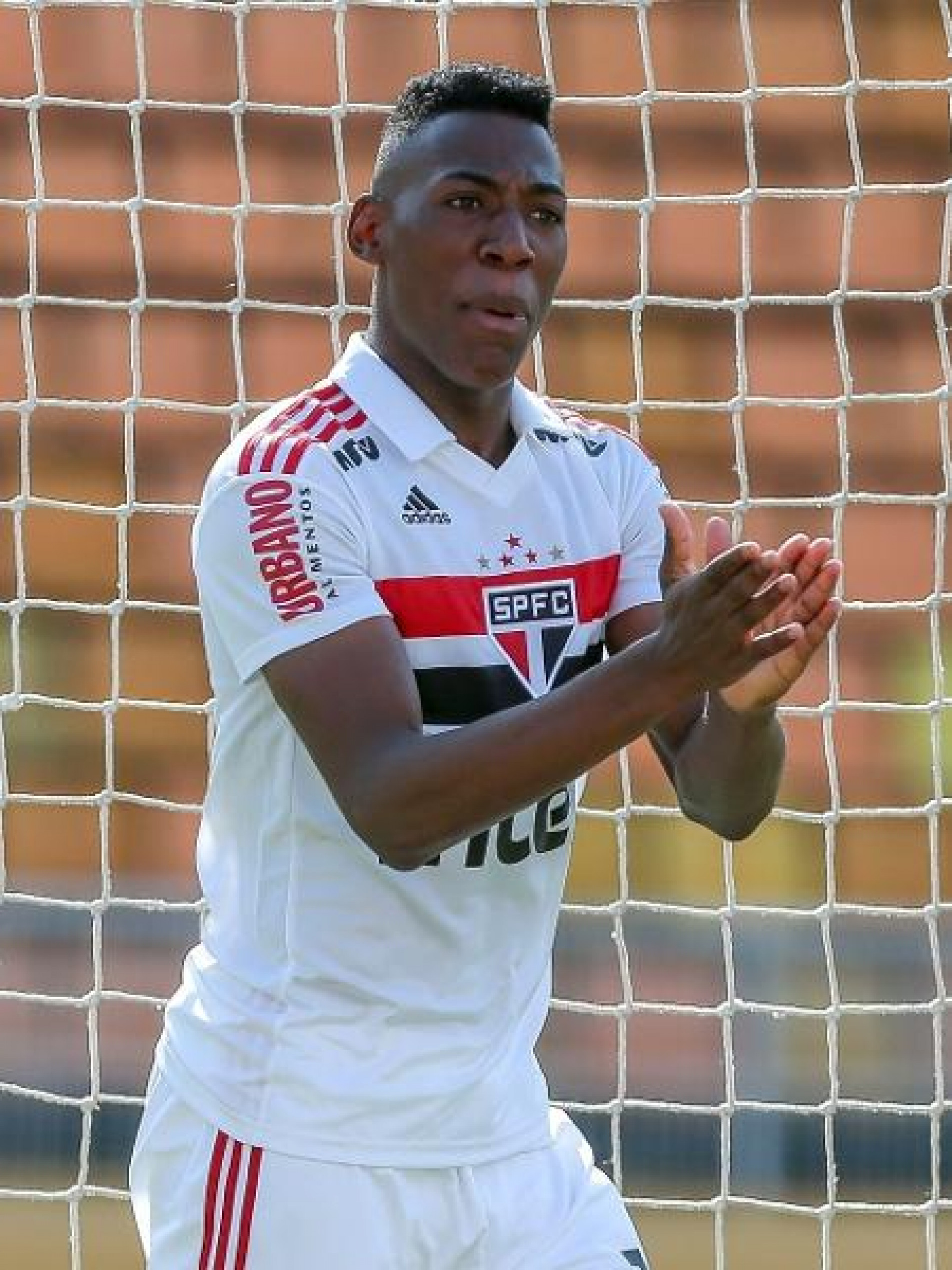 Zagueiro construtor, Léo é o único jogador do Vasco com mais de 300 passes  certos no Carioca, Vasco