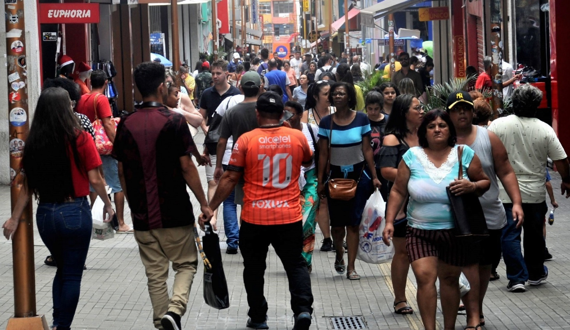 Clientes lotam shoppings na busca do presente de última hora