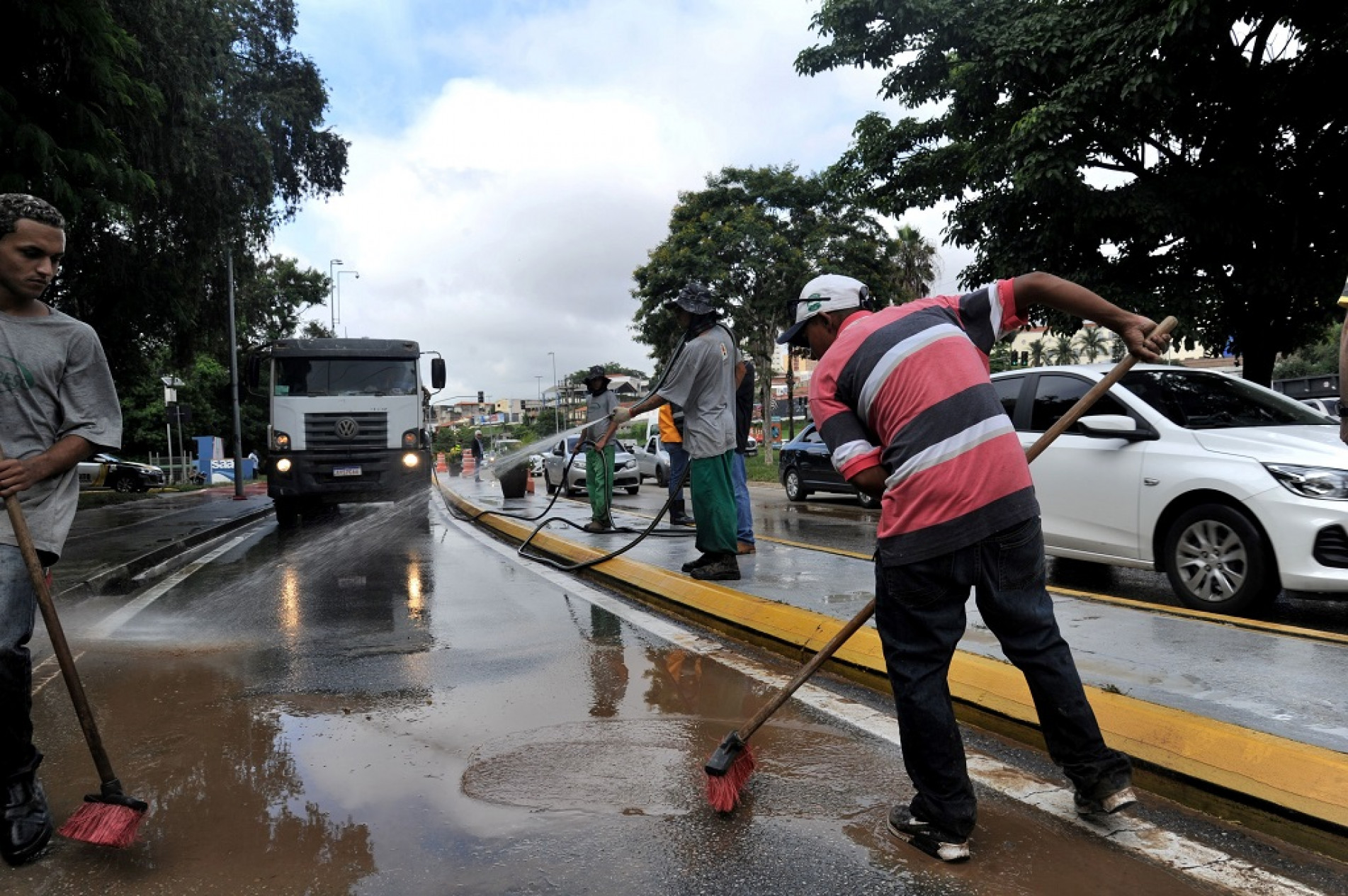 Limpeza da avenida Dom Aguirre teve início assim que a água abaixou