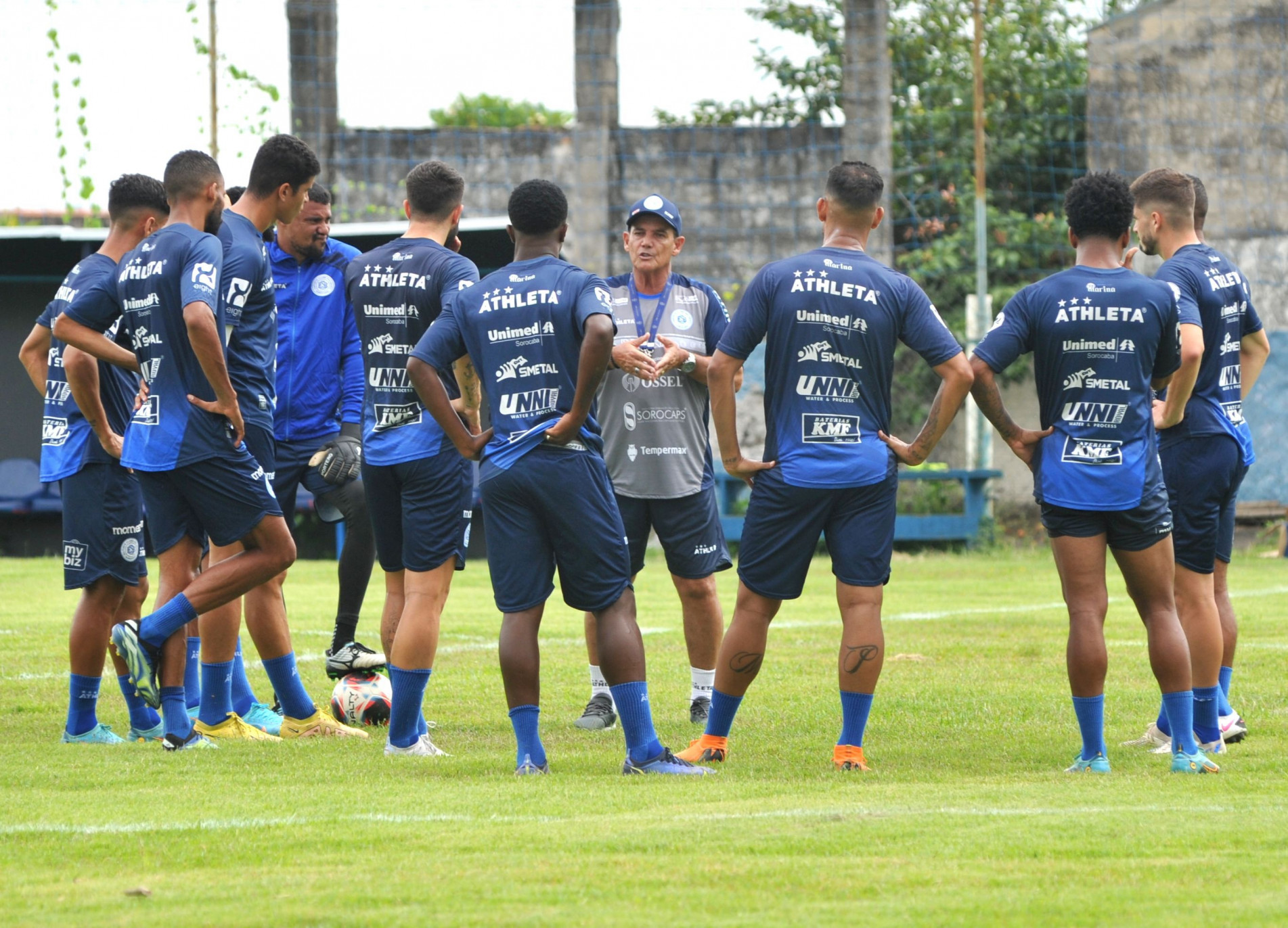 Vitória faz a equipe de Paulo Roberto Santos encostar no Corinthians, que lidera o Grupo C