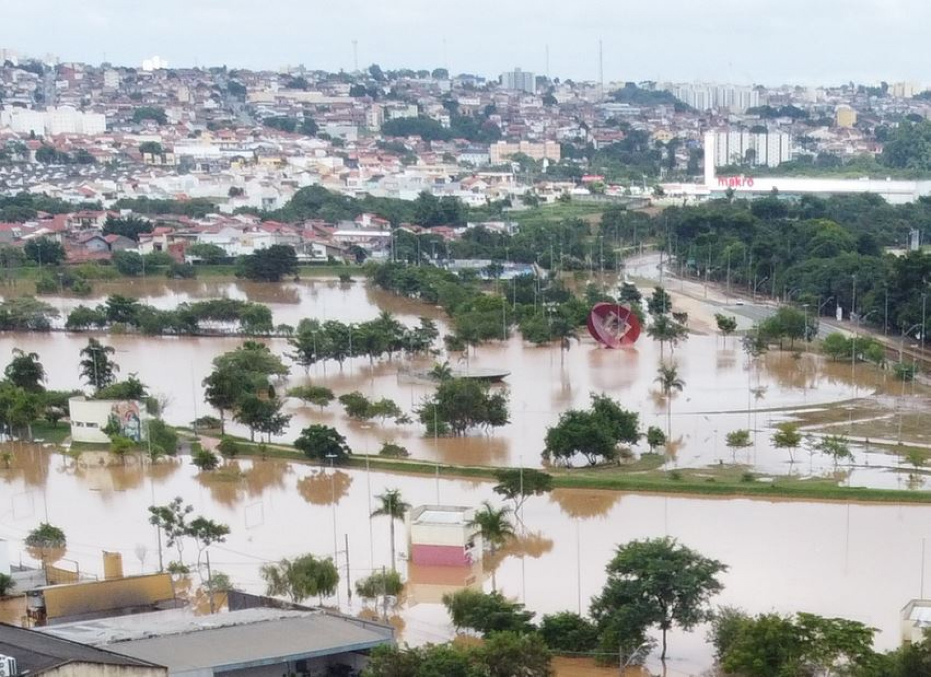 Imagem aérea mostra alagamento na região do Parque das Águas, local do evento