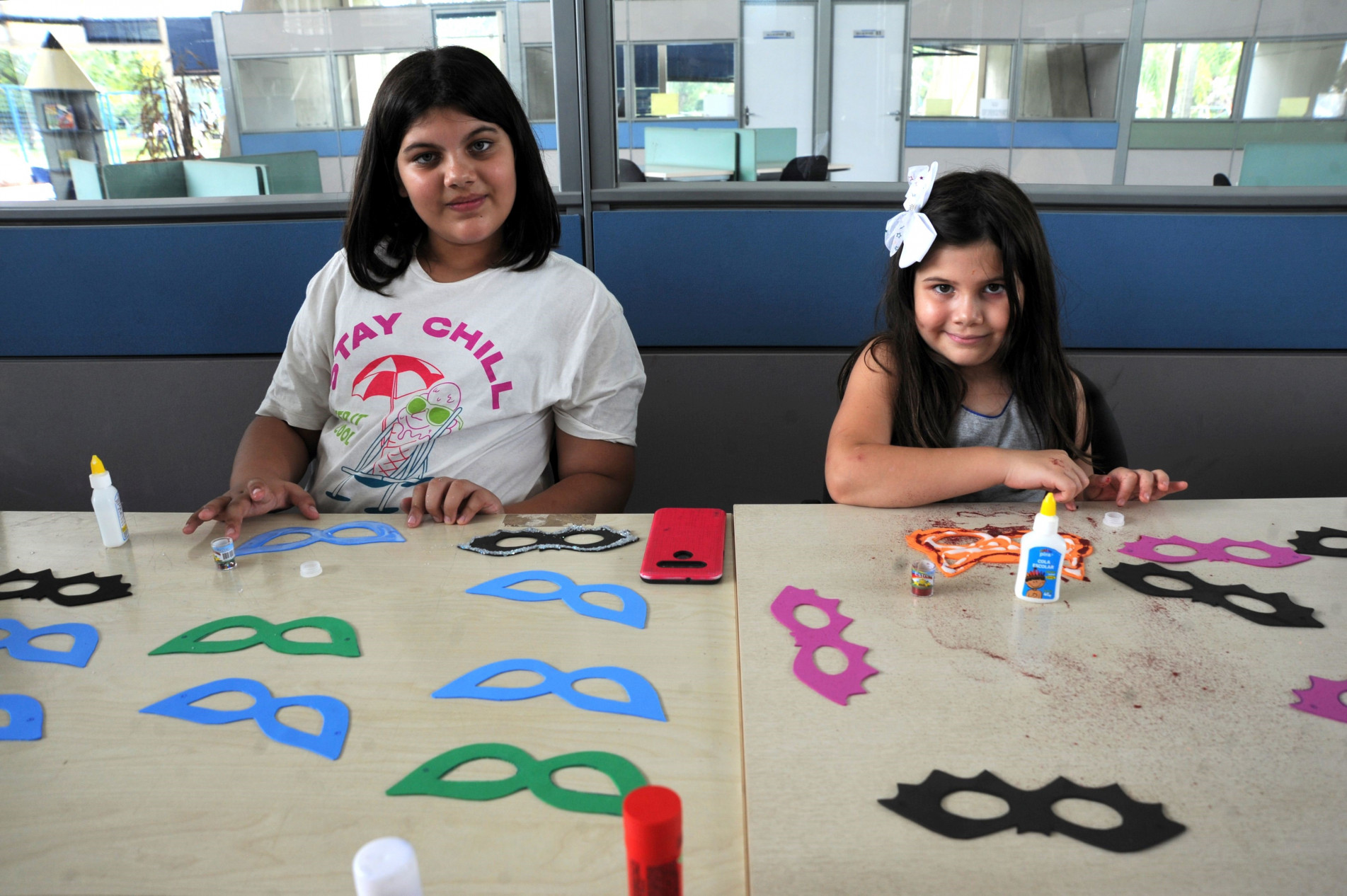 Ana Júlia Romão, de 11 anos, e Alice, de sete, capricharam nas cores e no glitter