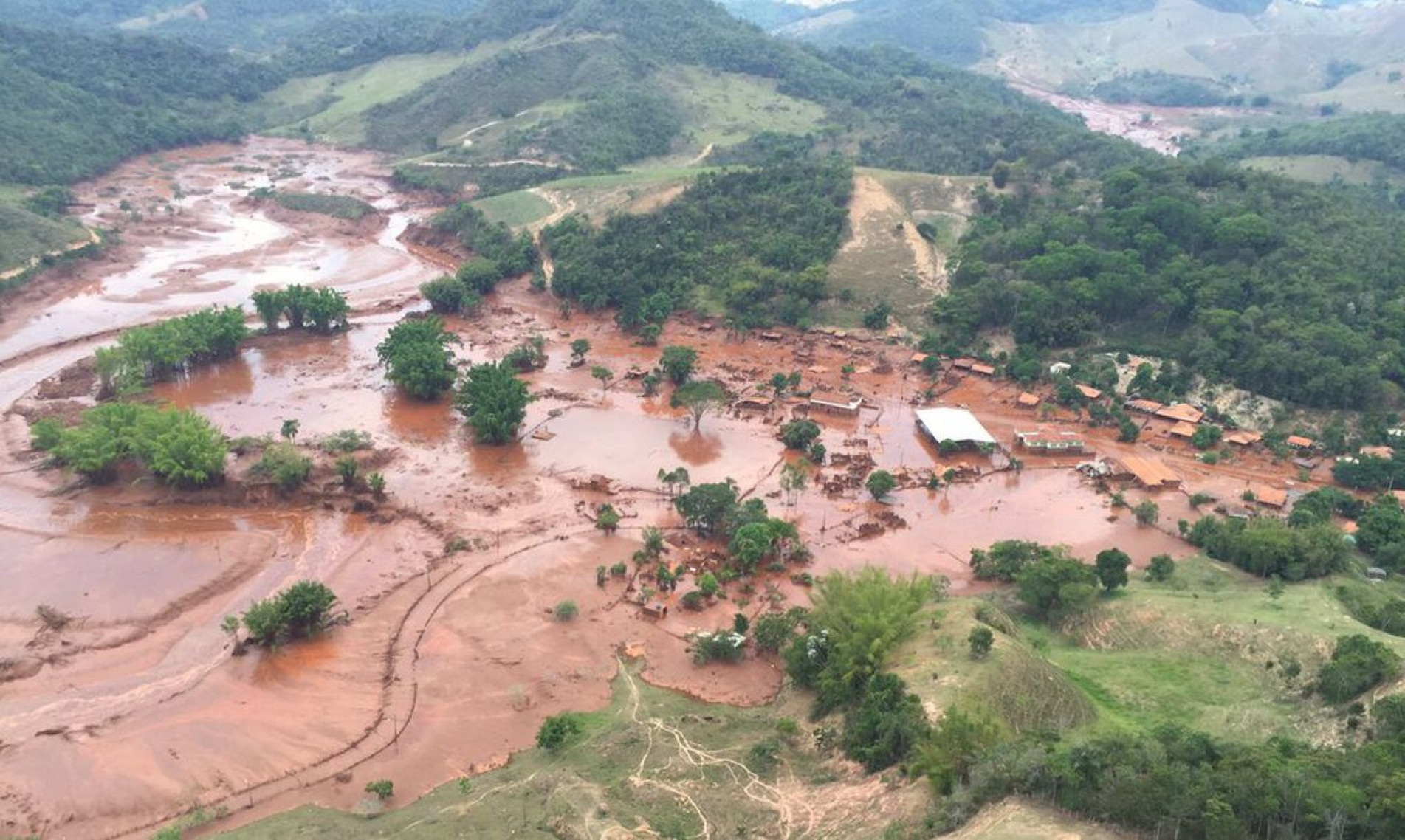 Barragem pertencente à mineradora Samarco se rompeu no distrito de Bento Rodrigues, zona rural a 23 quilômetros de Mariana, em Minas Gerais 