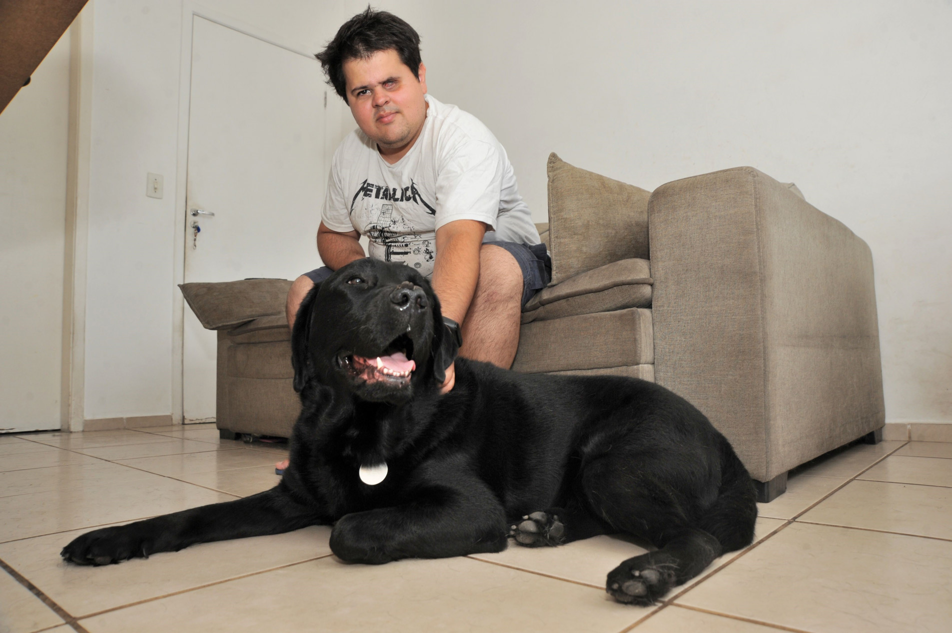 Lucas Mayetta e o seu cão-guia, o labrador retriever Elvis