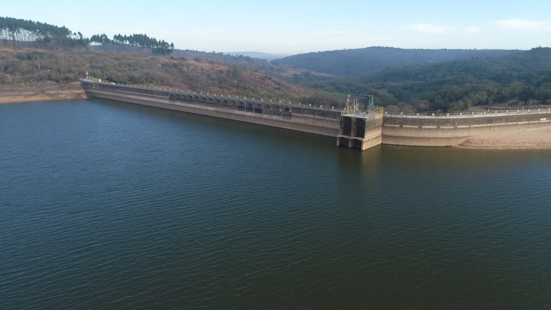 Pelo critério anterior, o volume máximo da represa correspondia ao nível da estrada, ou seja o ponto mais alto do 