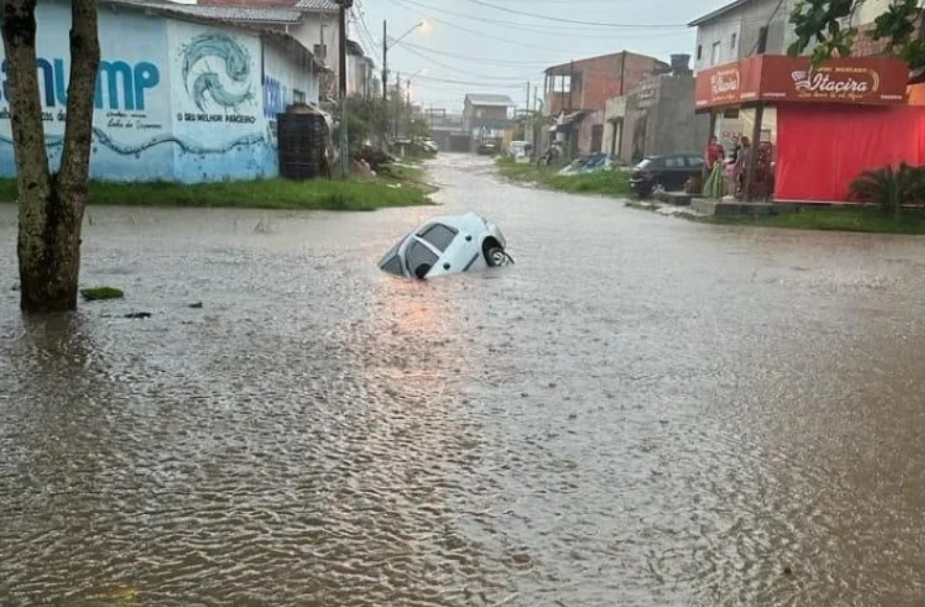 Vários bairros no Guarujá ficaram alagados