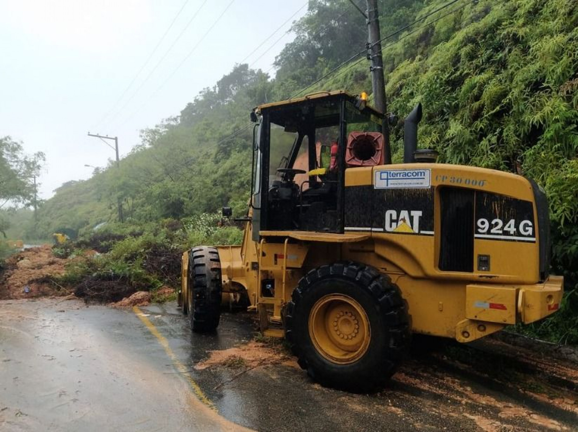 Vias do Guarujá foram interditadas e tiveram de ser liberadas por tratores