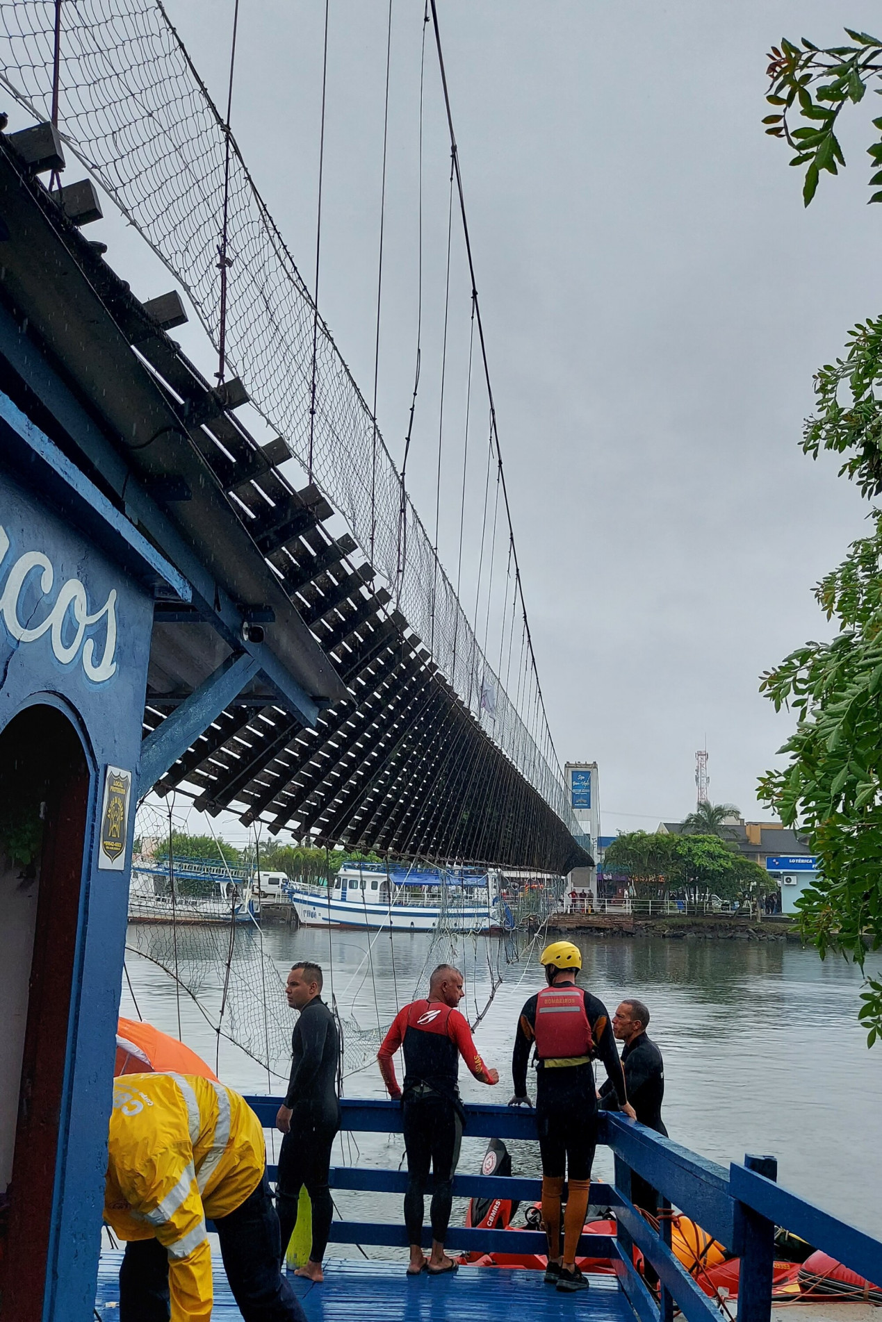 Bombeiros passaram o dia procurando os desaparecidos
