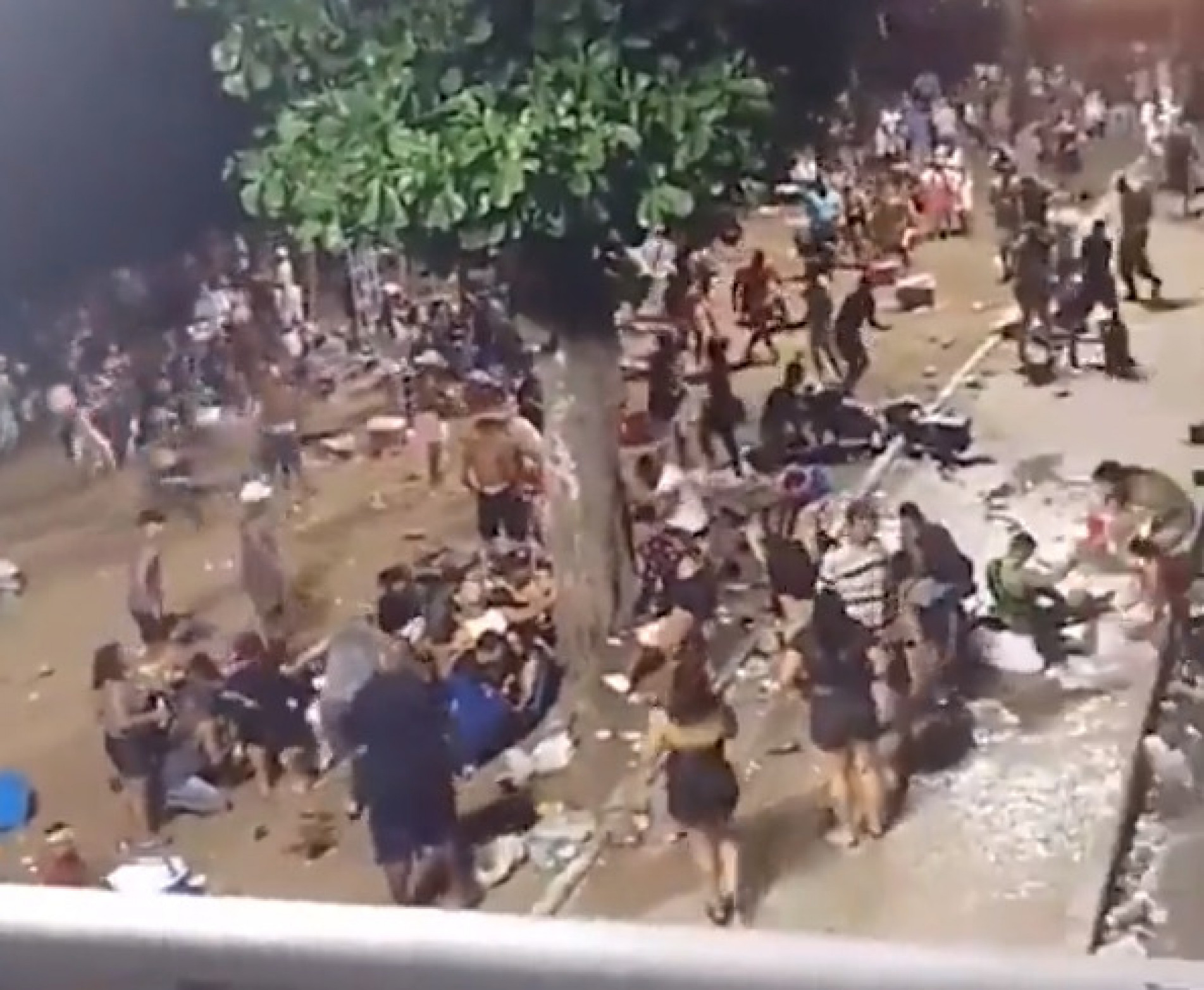 Tiroteio durante desfile de bloco carnavalesco em Magé deixou pelo menos dois mortos e 19 feridos 