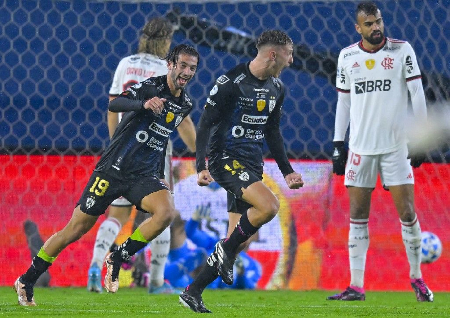 Carabajal comemora o gol da vitória do Independiente
