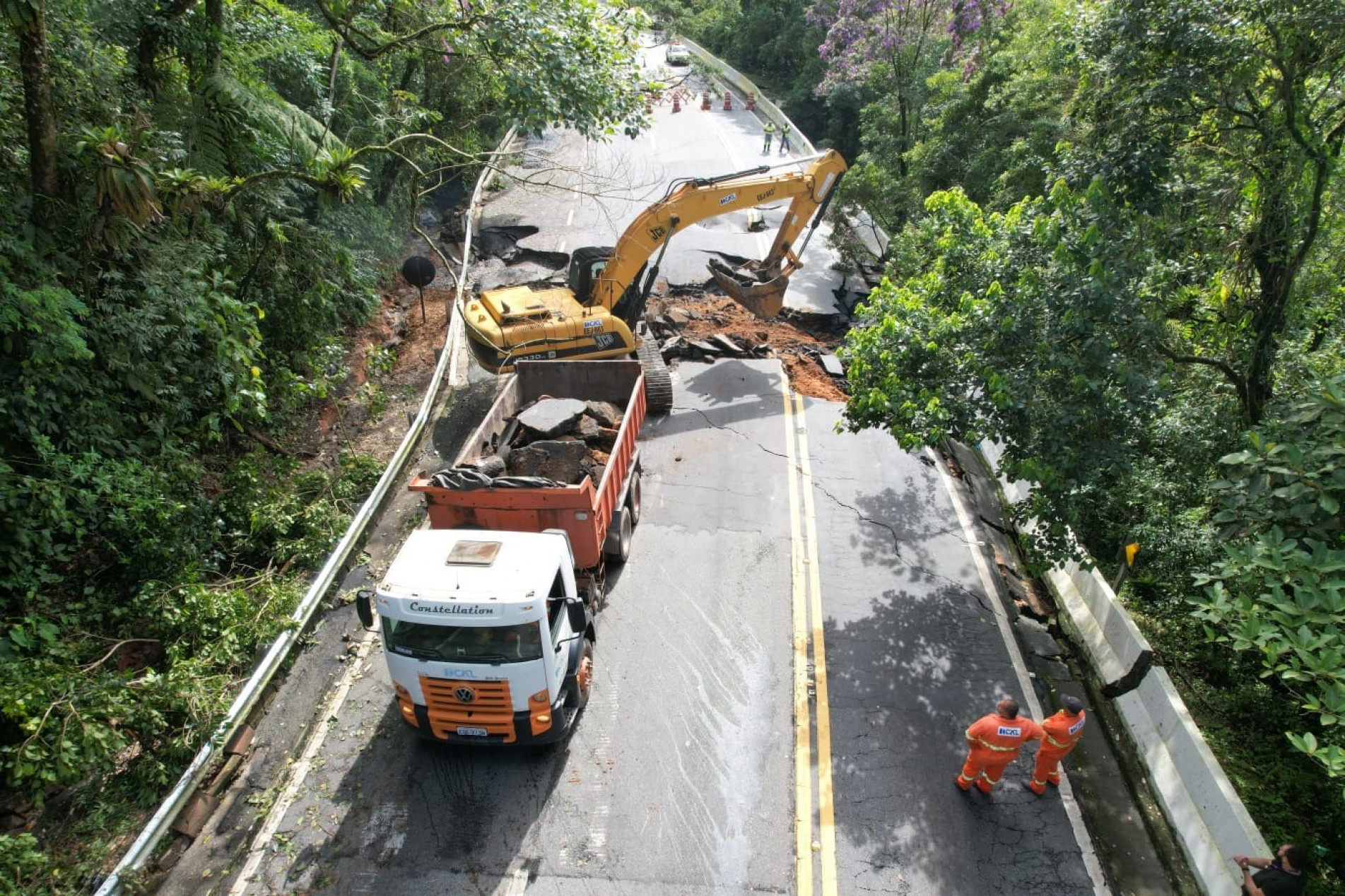 Obras no local da erosão, no quilômetro 82+100, são iniciadas na Mogi-Bertioga