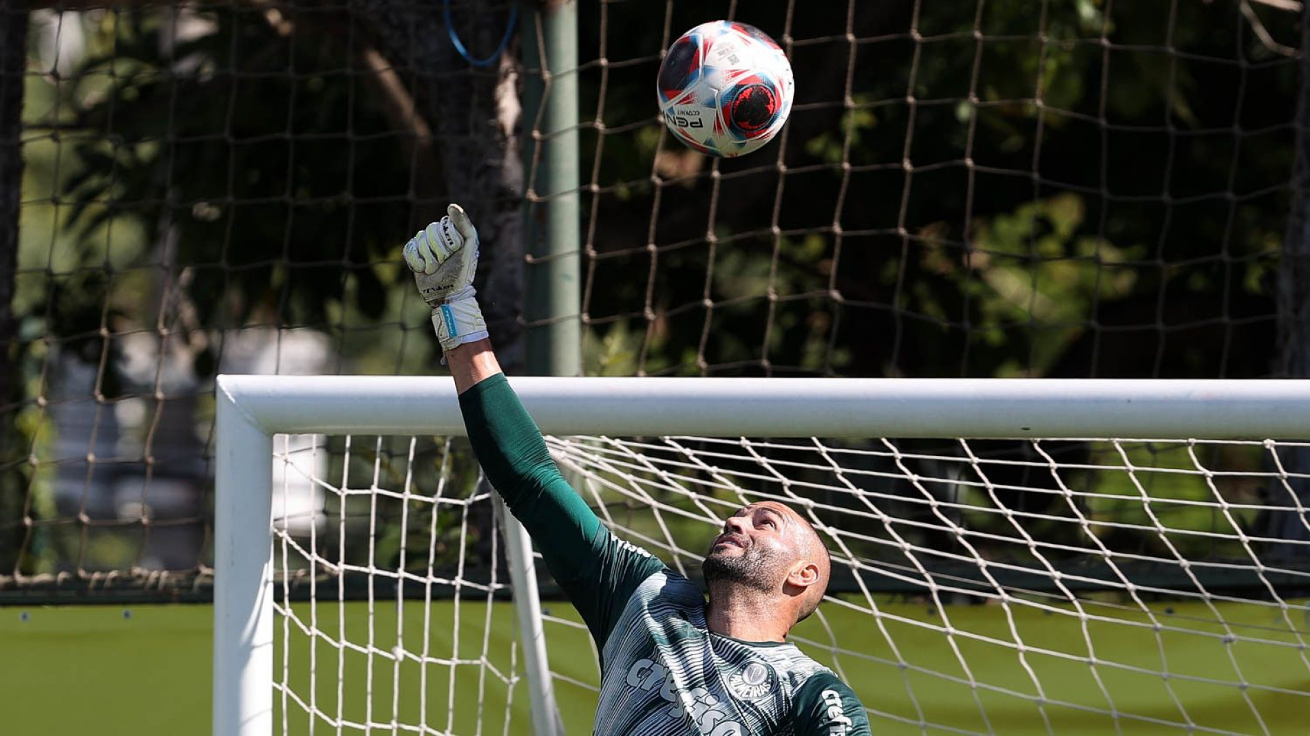 O goleiro Weverton durante o treino de segunda-feira: 