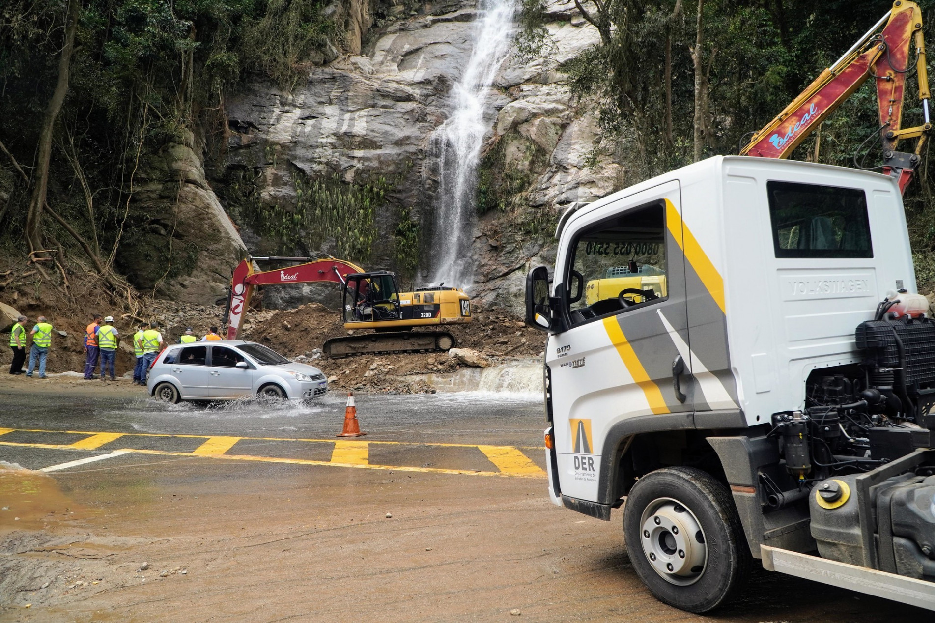 As obras não param na recuperação da Rio-Santos (SP-055; nome oficial em SP Rodovia Dr. Manoel Hyppólito Rego)