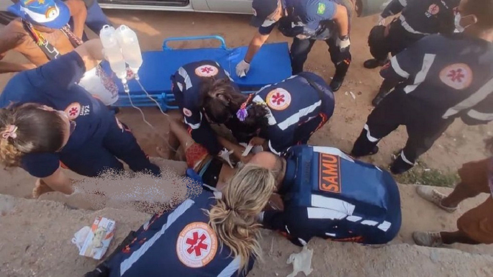 Pessoas que estavam na praia socorreram o surfista e o mantiveram estável até a chegada do Samu