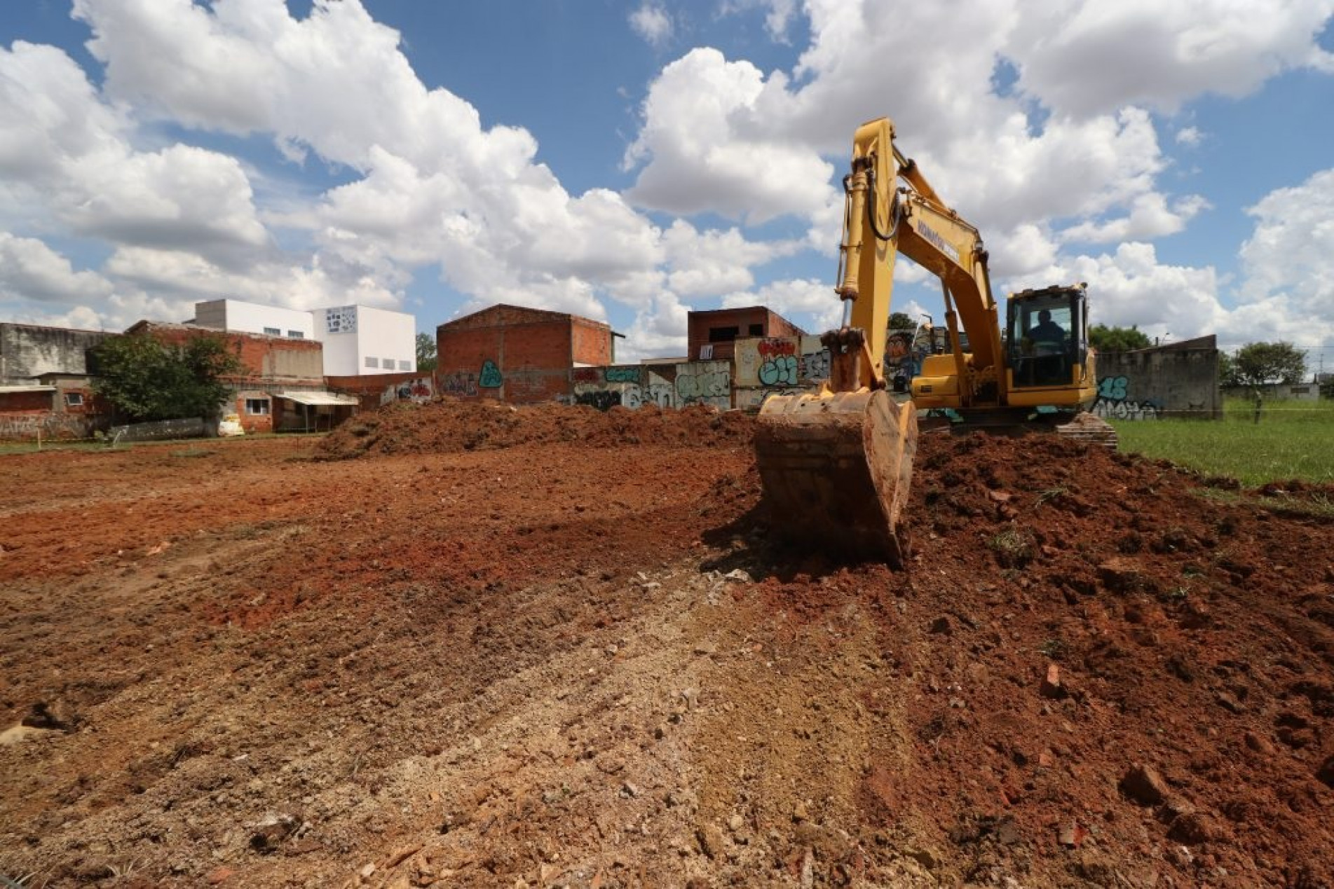 Bacia de contenção está sendo construída em uma área pública de 12 mil metros quadrados e deve ficar pronta em até nove meses