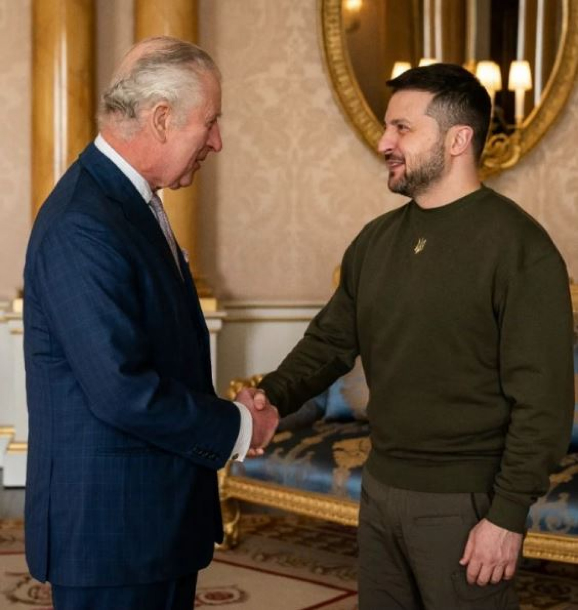 O monarca britânico recebeu em Londres o presidente ucraniano, Volodimir Zelensky, em 8 de fevereiro