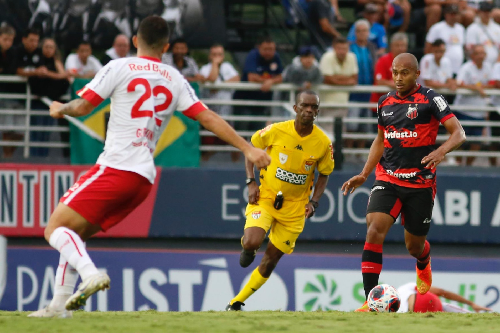 Sem forçar, o Bragantino passou por cima do Galo de Itu