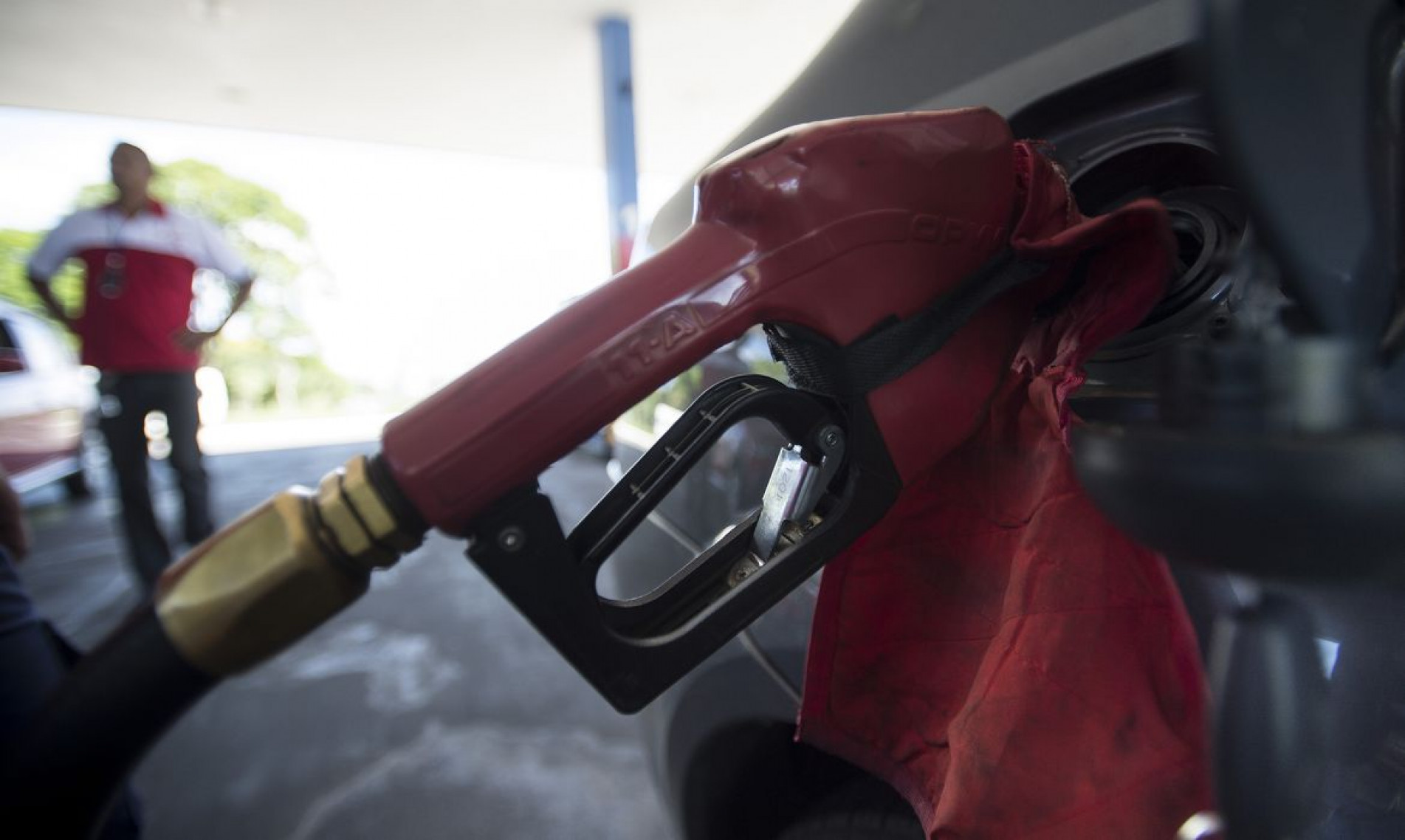 O preço médio do litro da gasolina foi comercializado em R$ 5,78, o que representa uma redução de 1,29% no fechamento de maio, segundo o IPTL