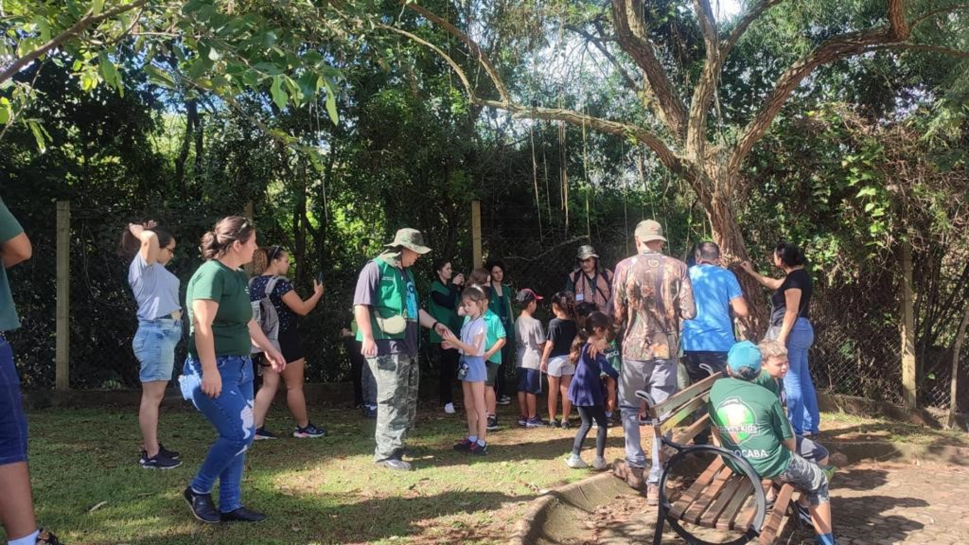 Uma vez por mês, os participantes do Coaves Kids se reúnem em uma área verde diferente da cidade