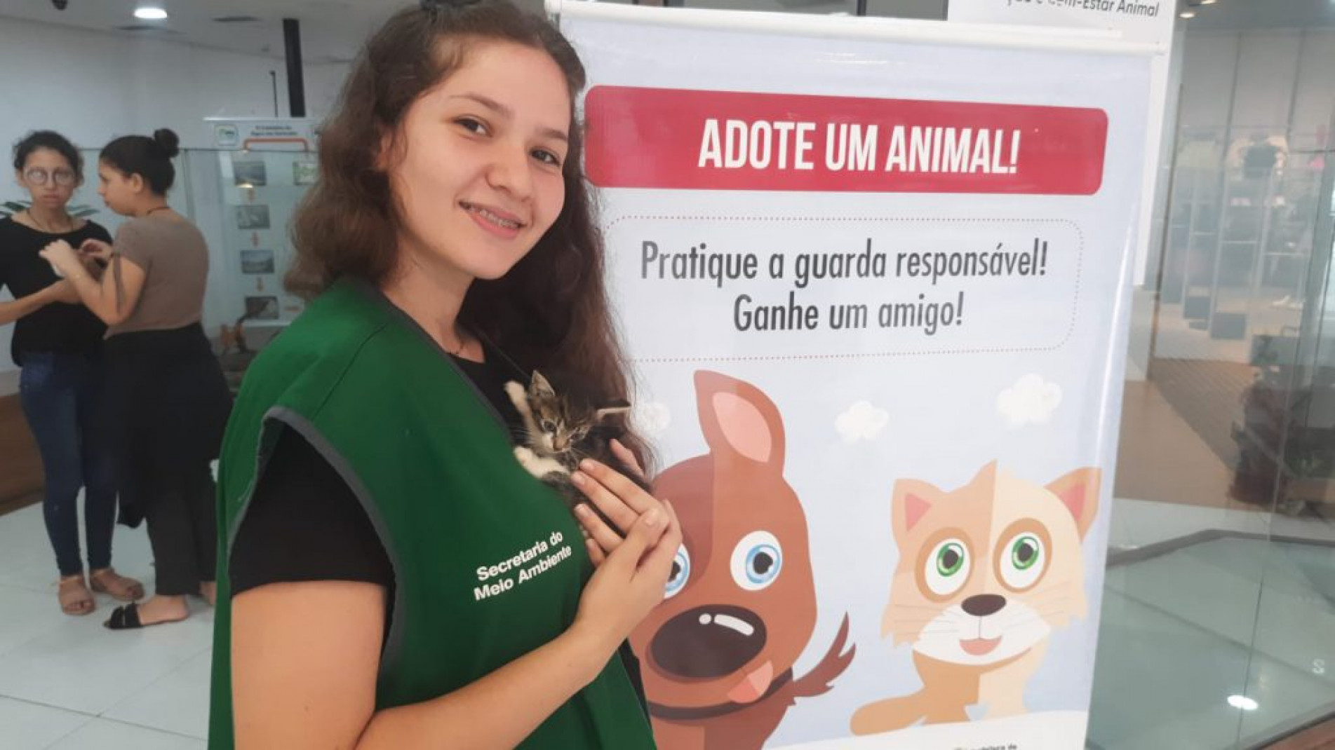 Cães e gatos ganham novos lares em feira de adoção no sábado (4)