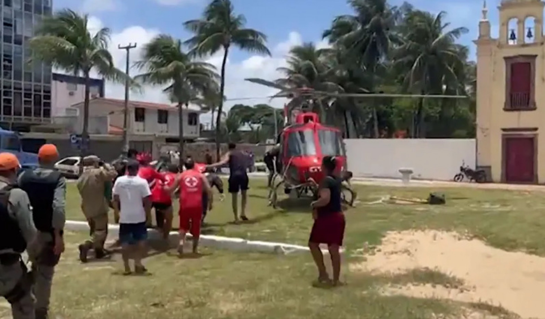 Adolescente foi resgatado de helicóptero para o Hospital da Restauração, onde continua internado 